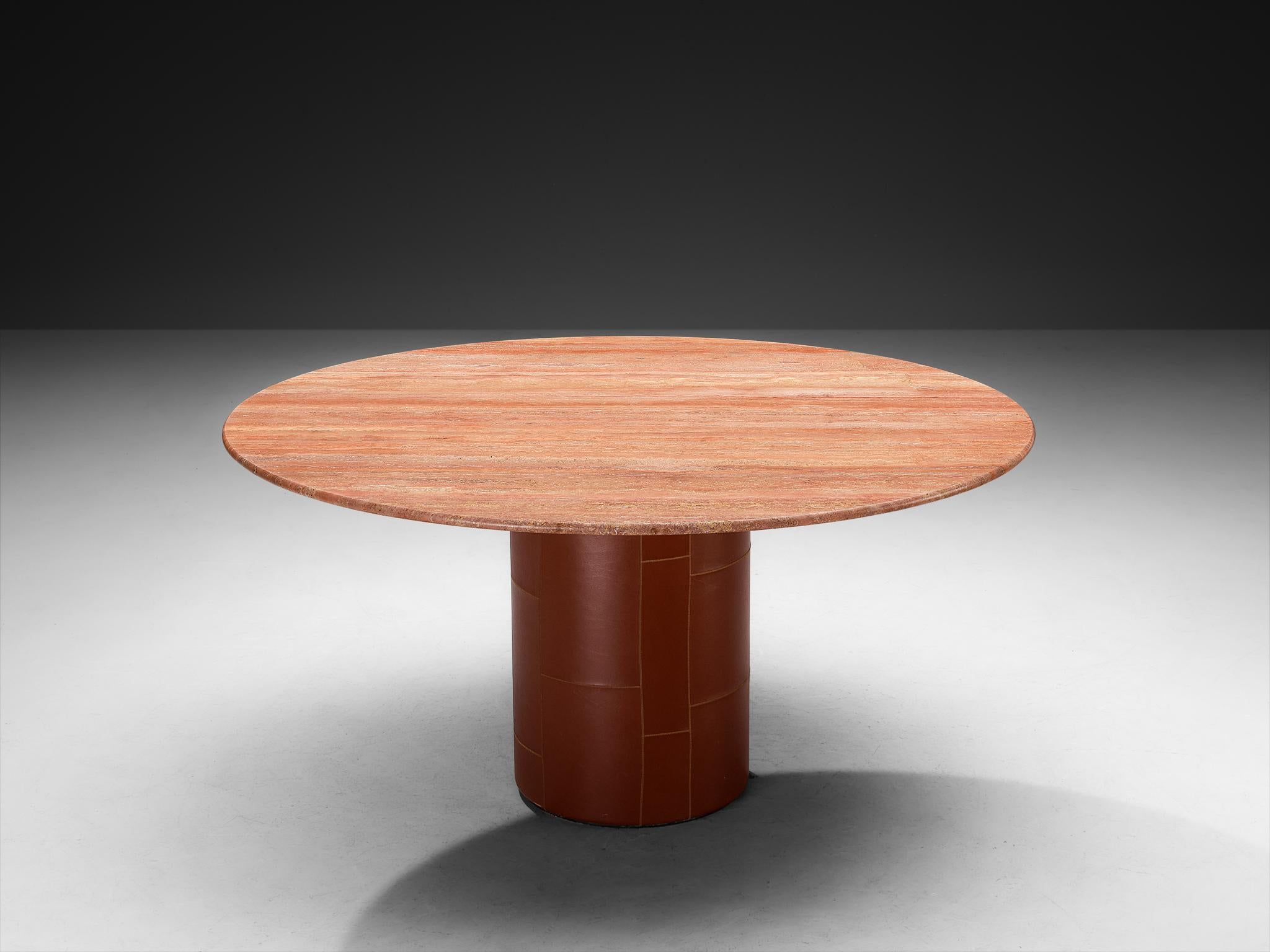Afra & Tobia Scarpa pour B&B Italia, table de salle à manger 'Tobio', cuir, travertin rouge, Italie, design 1974

Magnifique table de salle à manger conçue par le duo emblématique Afra et Tobia Scarpa. Cette table est fabriquée dans un très beau