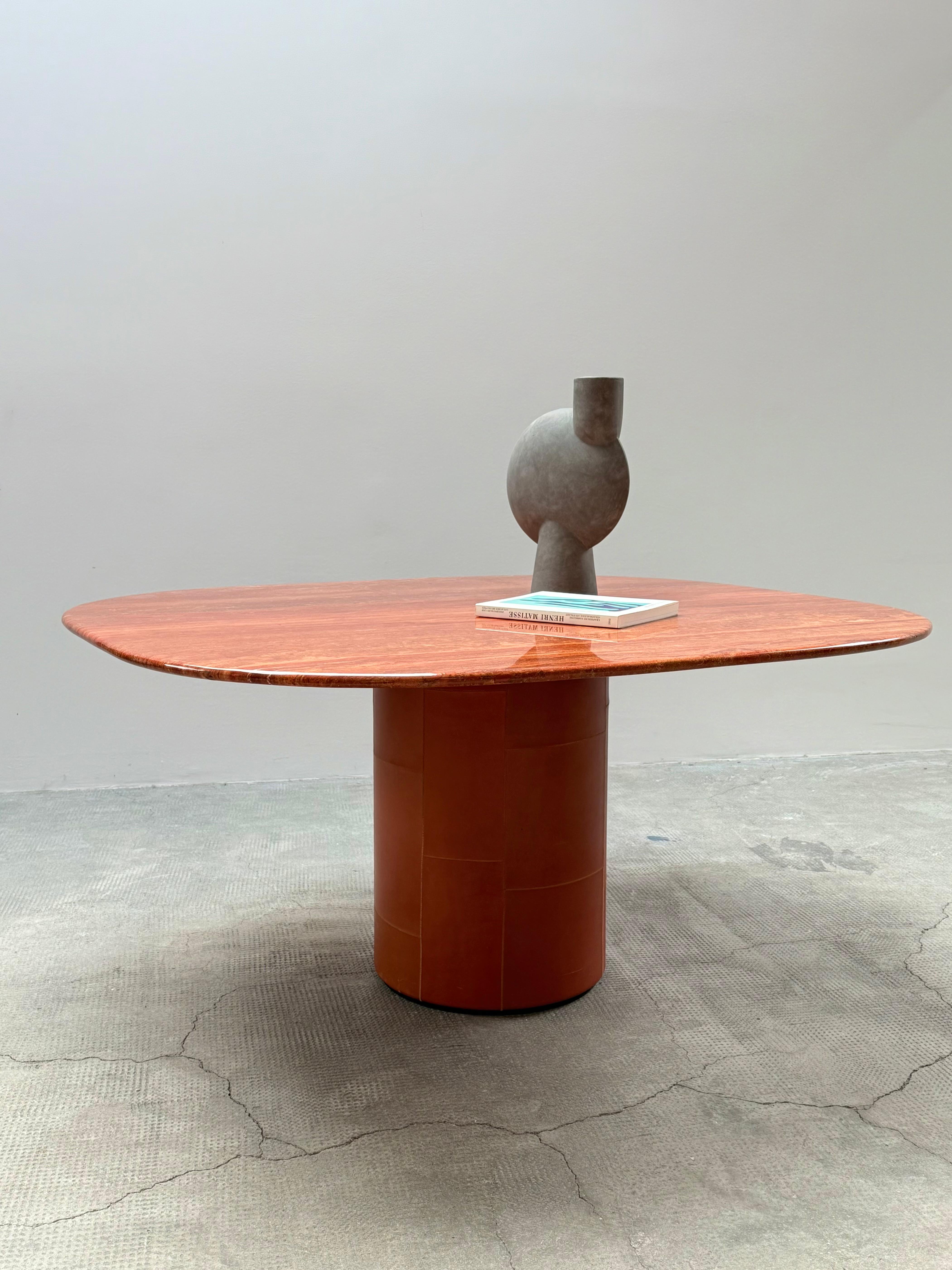 Absolutely beautiful and very rare „TOBIO“ dining table with red Persian travertine plate and leather covered wood base in top original condition by Afra & Tobia Scarpa for B&B Italia, Italy, 1974.

 


Designer: Afra & Tobia Scarpa
Manufacturer: