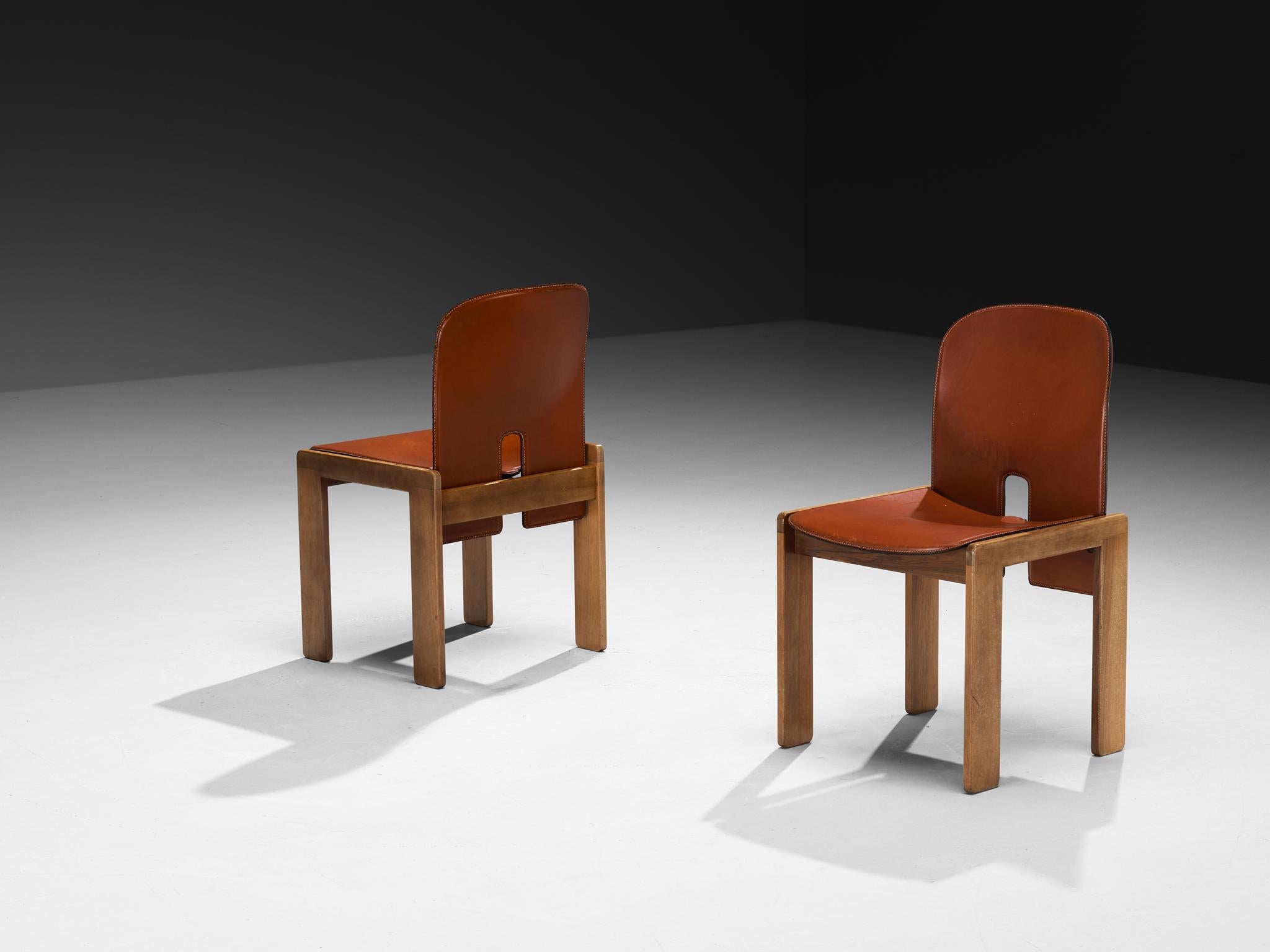 Afra & Tobia Scarpa per Cassina, sedie da pranzo, modello '121', noce, pelle cognac, Italia, 1965

Coppia di splendide sedie da pranzo della coppia di designer italiani Afra & Tobia Scarpa. Queste sedie hanno un aspetto cubico e architettonico. La