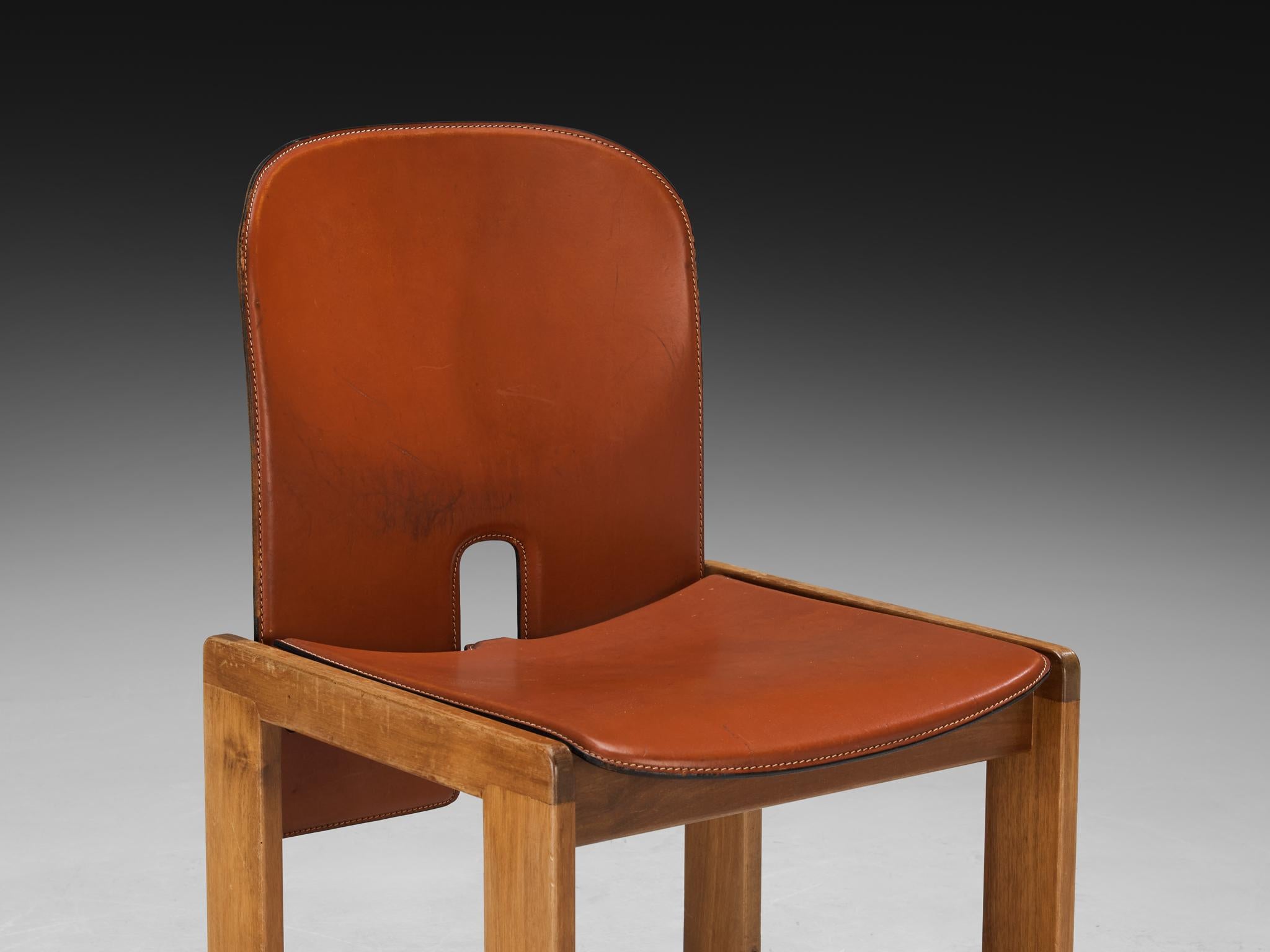 Mid-Century moderno Afra & Tobia Scarpa per Cassina '121' Sedie da pranzo in pelle cognac e noce in vendita