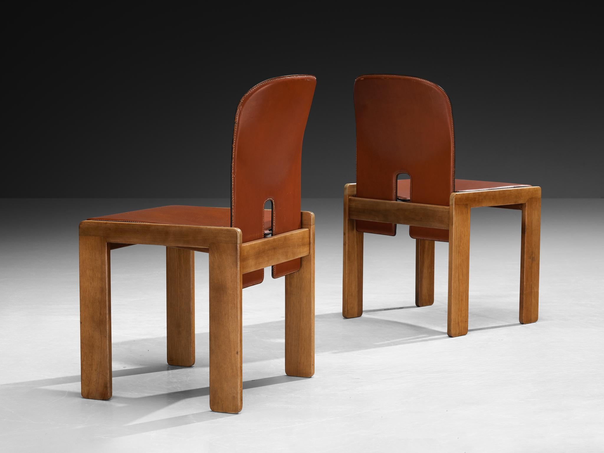 Italiano Afra & Tobia Scarpa per Cassina '121' Sedie da pranzo in pelle cognac e noce in vendita