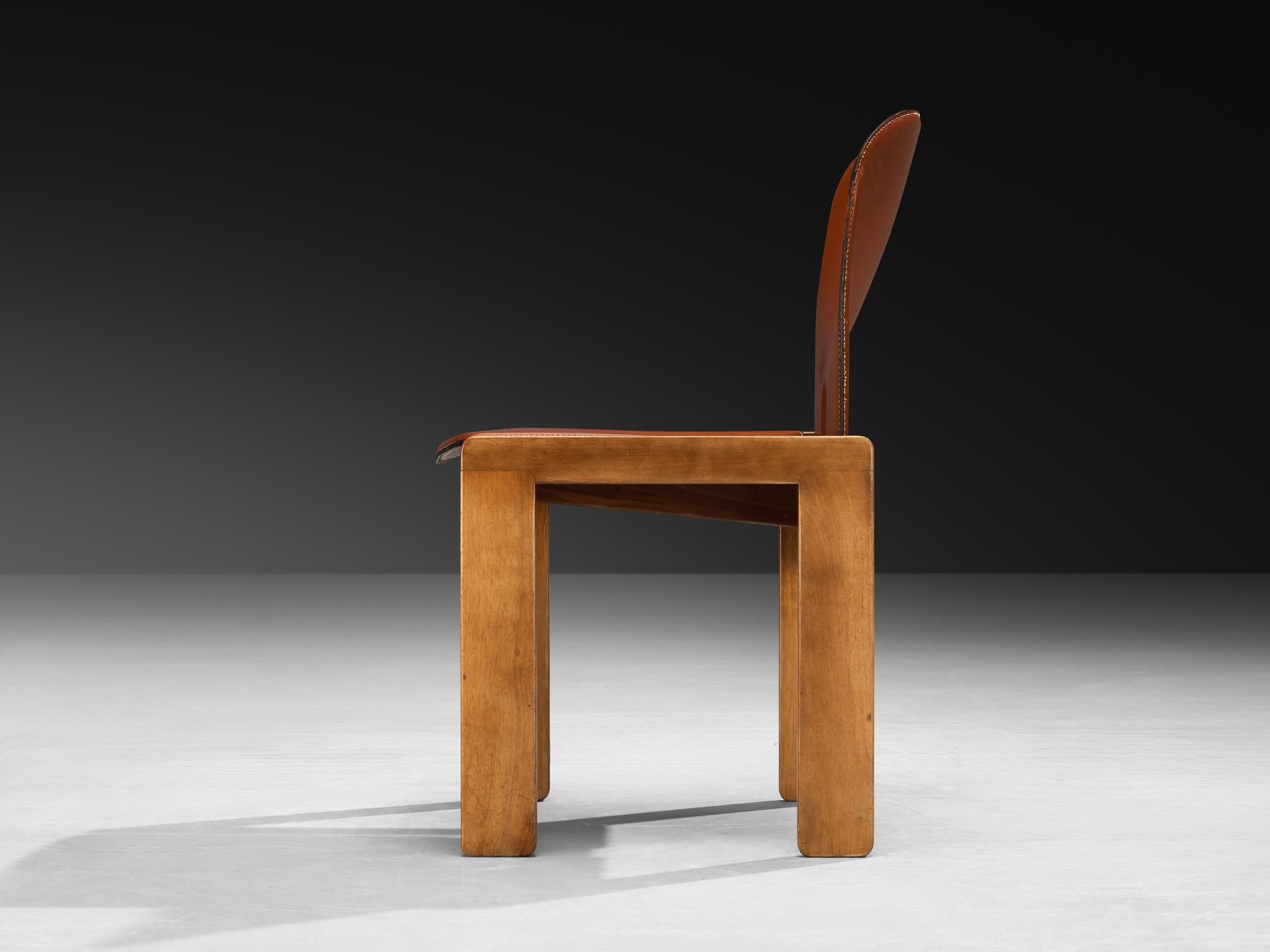 Metà XX secolo Afra & Tobia Scarpa per Cassina '121' Sedie da pranzo in pelle cognac e noce in vendita