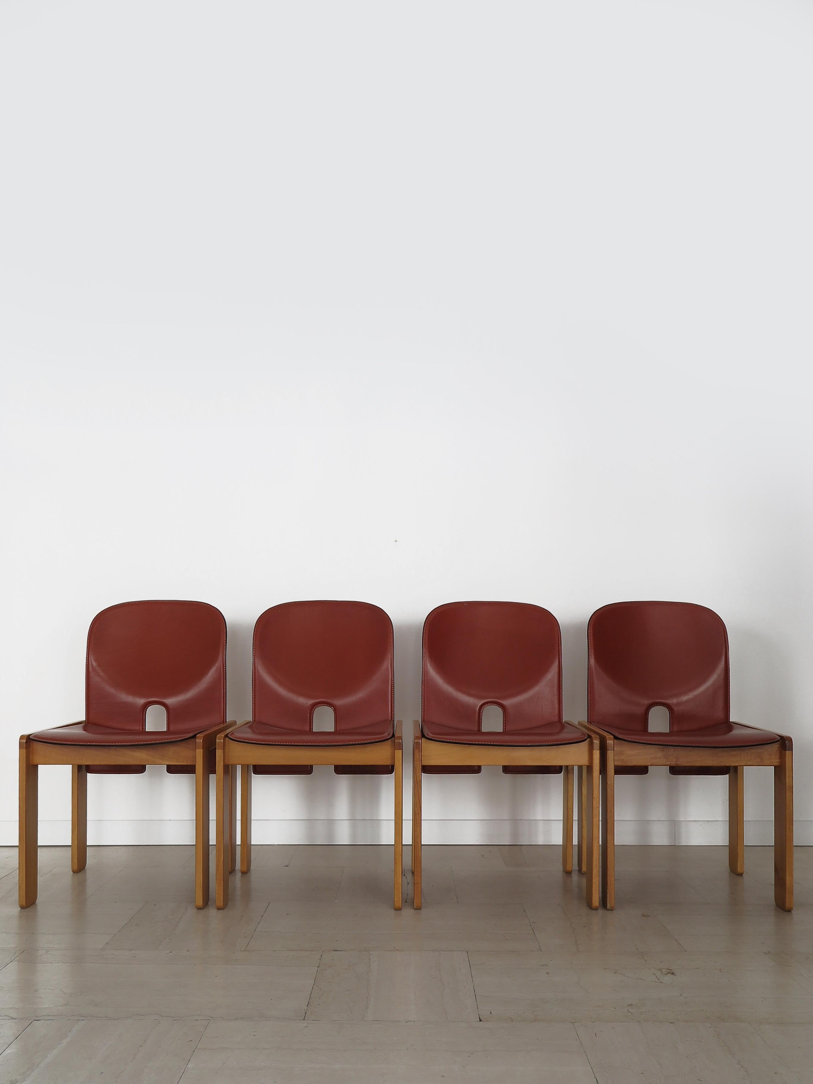 Set de quatre chaises de salle à manger 