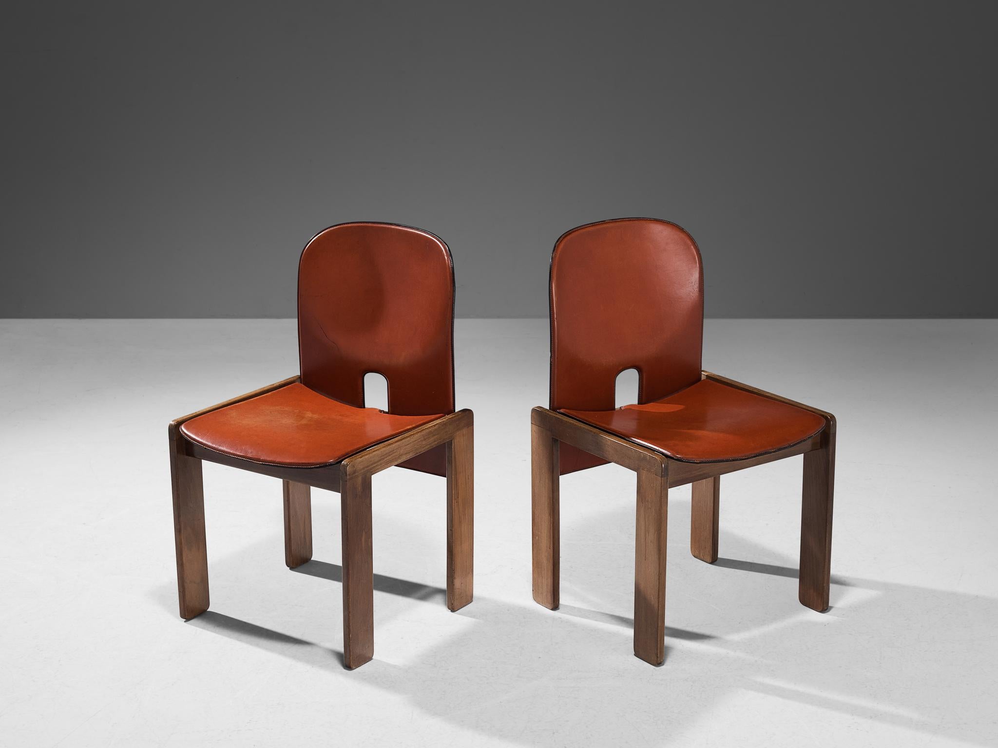 Afra & Tobia Scarpa for Cassina, pair of dining chairs model '121', walnut, leather, Italy, design 1965

Pair of chairs by the Italian designer couple Tobia & Afra Scarpa. These chairs have a cubic and architectural appearance. The base consists of