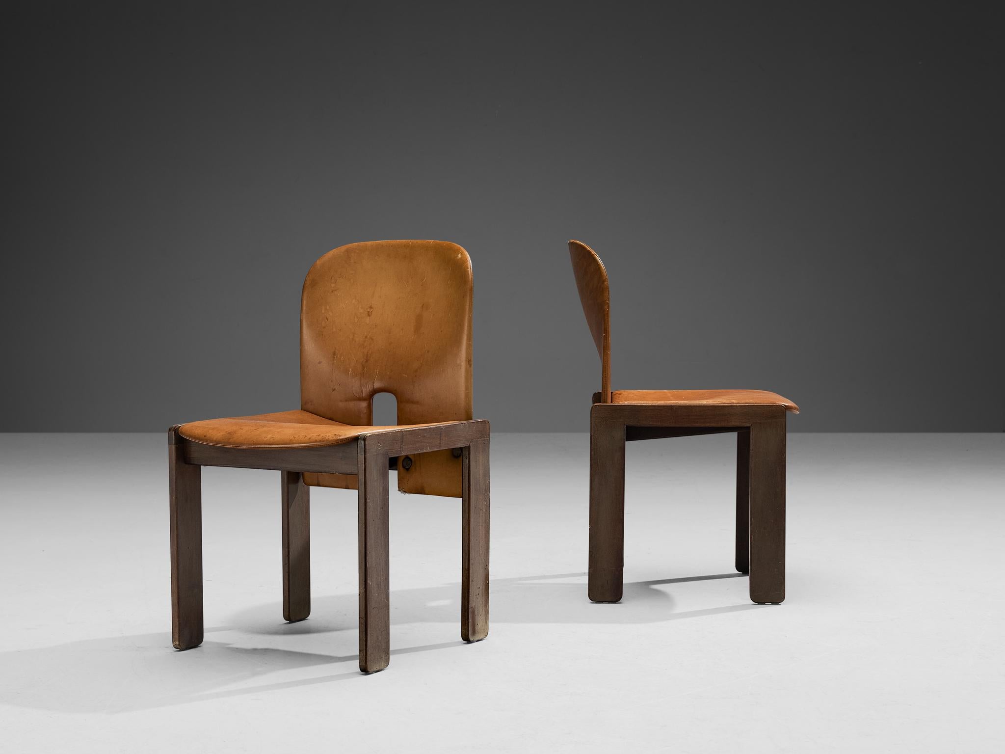 Afra & Tobia Scarpa for Cassina, pair of dining chairs model '121', walnut, leather, Italy, design 1965

Pair of chairs by the Italian designer couple Tobia & Afra Scarpa. These chairs have a cubic and architectural appearance. The base consists