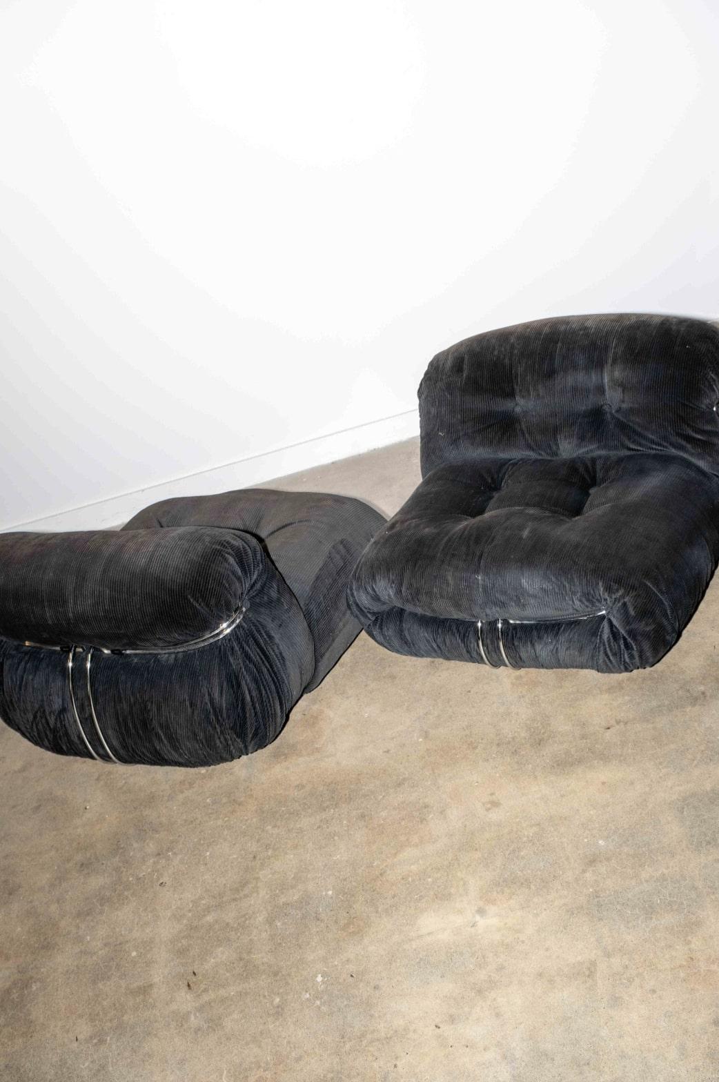 Lauréate du Compasso d'Oro en 1970, la Soriana a conduit le couple de pouvoir italien Afra et Tobia Scarpa à un succès immédiat. En 1968, ils ont conçu ensemble la paire de chaises en forme de nuage pour se prélasser en position basse. Concept