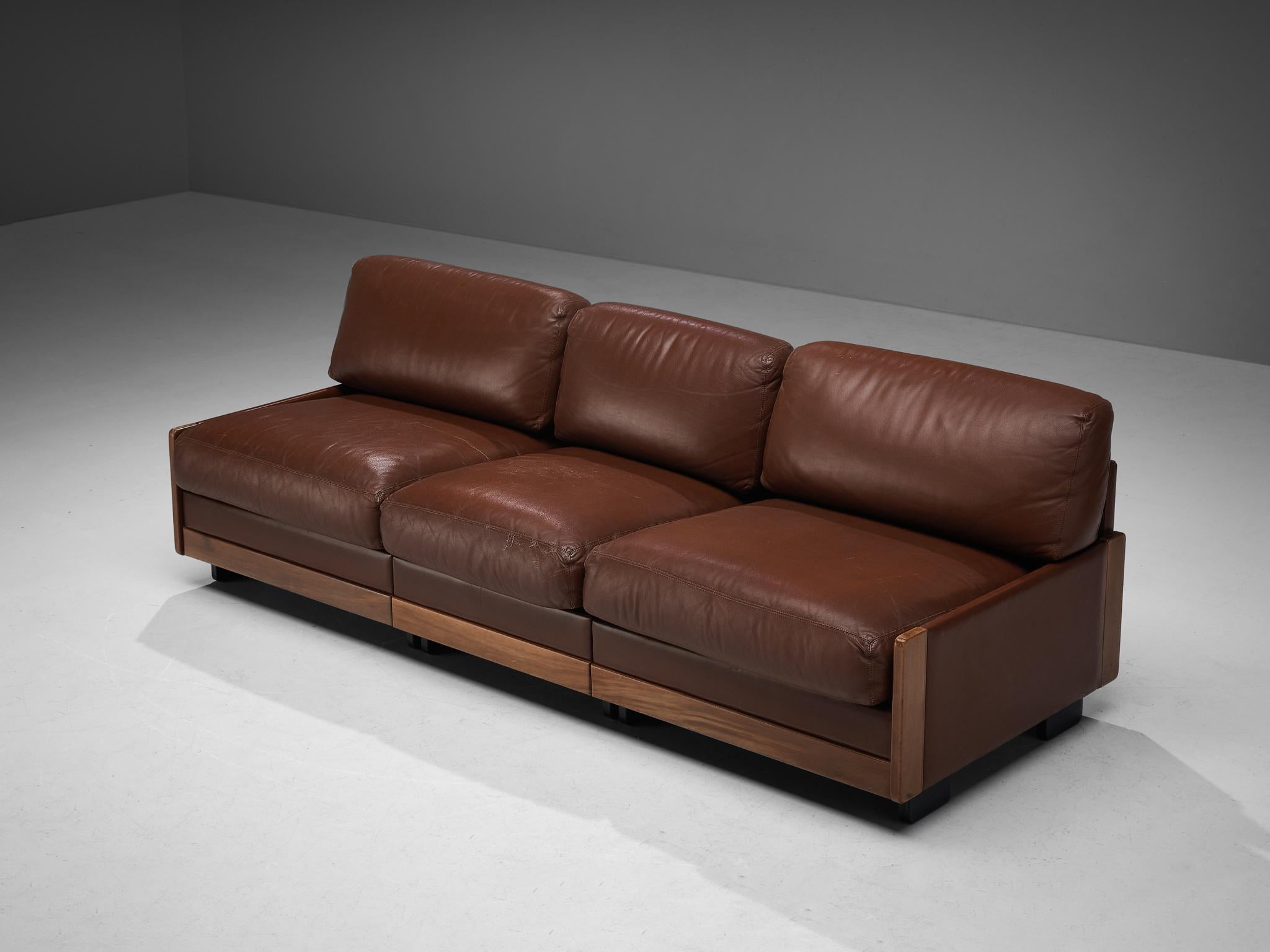 Afra & Tobia Scarpa for Cassina, three-seat sofa, model '920', brown leather, walnut, Italy, 1966. 

This high quality sofa is designed by Afra & Tobia Scarpa for Cassina in 1966. The design is bulky yet simple and very comfortable. A grand and