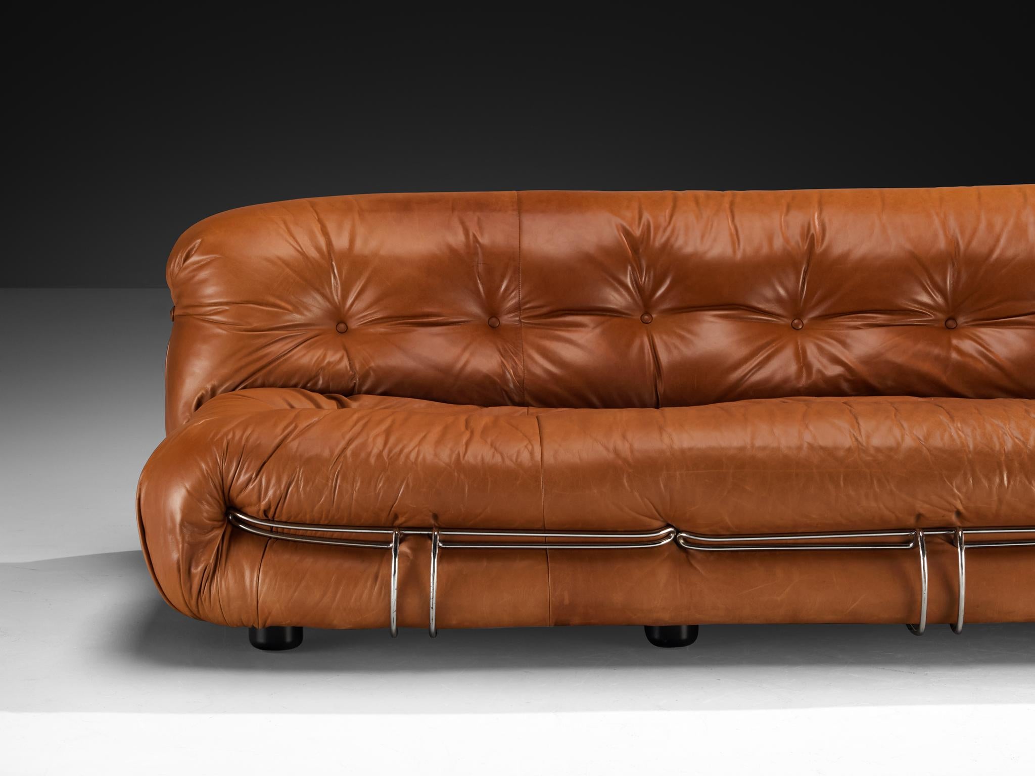 Afra & Tobia Scarpa pour Cassina, canapé 'Soriana' avec ottoman, cuir, acier chromé, Italie, 1969

Un design iconique du couple de designers italiens Afra & Tobia Scarpa. La 'Soriana' propose un modèle qui institutionnalise l'image de la séance