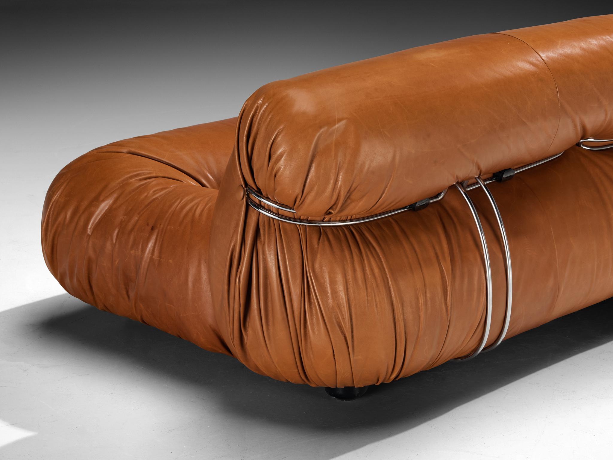 Afra & Tobia Scarpa pour Cassina Canapé 'Soriana' avec pouf en cuir cognac Bon état - En vente à Waalwijk, NL