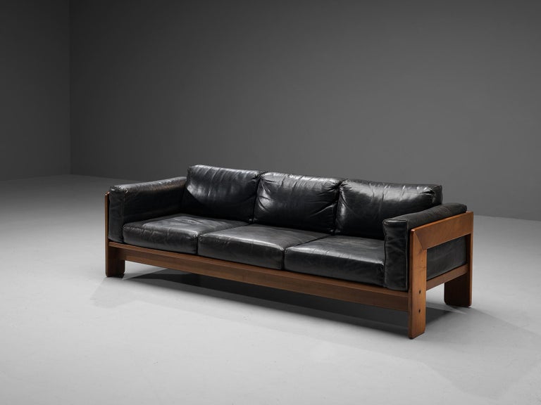 Tobia Scarpa for Gavina, 'Bastiano' sofa, leather and walnut, Italy, design 1960, manufactured between 1969-1970s

This delicate Bastiano sofa truly intensifies the experience of sitting itself and is a standout in any modern room. Tobia Scarpa