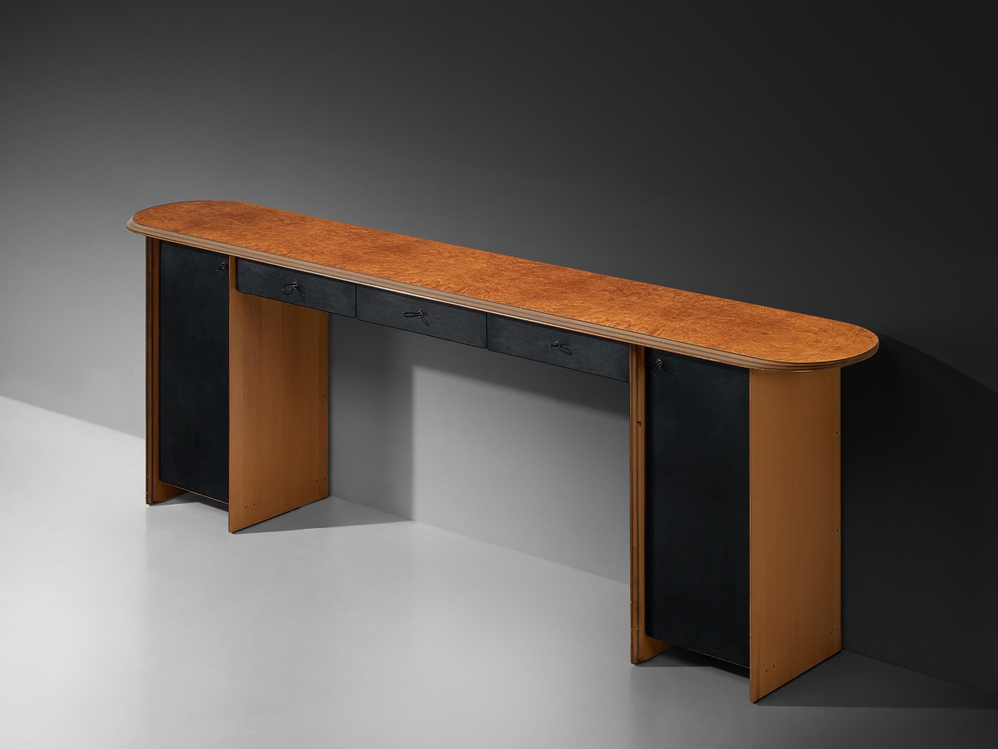 Afra & Tobia Scarpa für Maxalto, Konsolenschrank Modell 'Artona', Nussbaumwurzel, Nussbaum, Leder, Italien, 1975/1979

Dieser Konsolenschrank ist Teil der Serie 