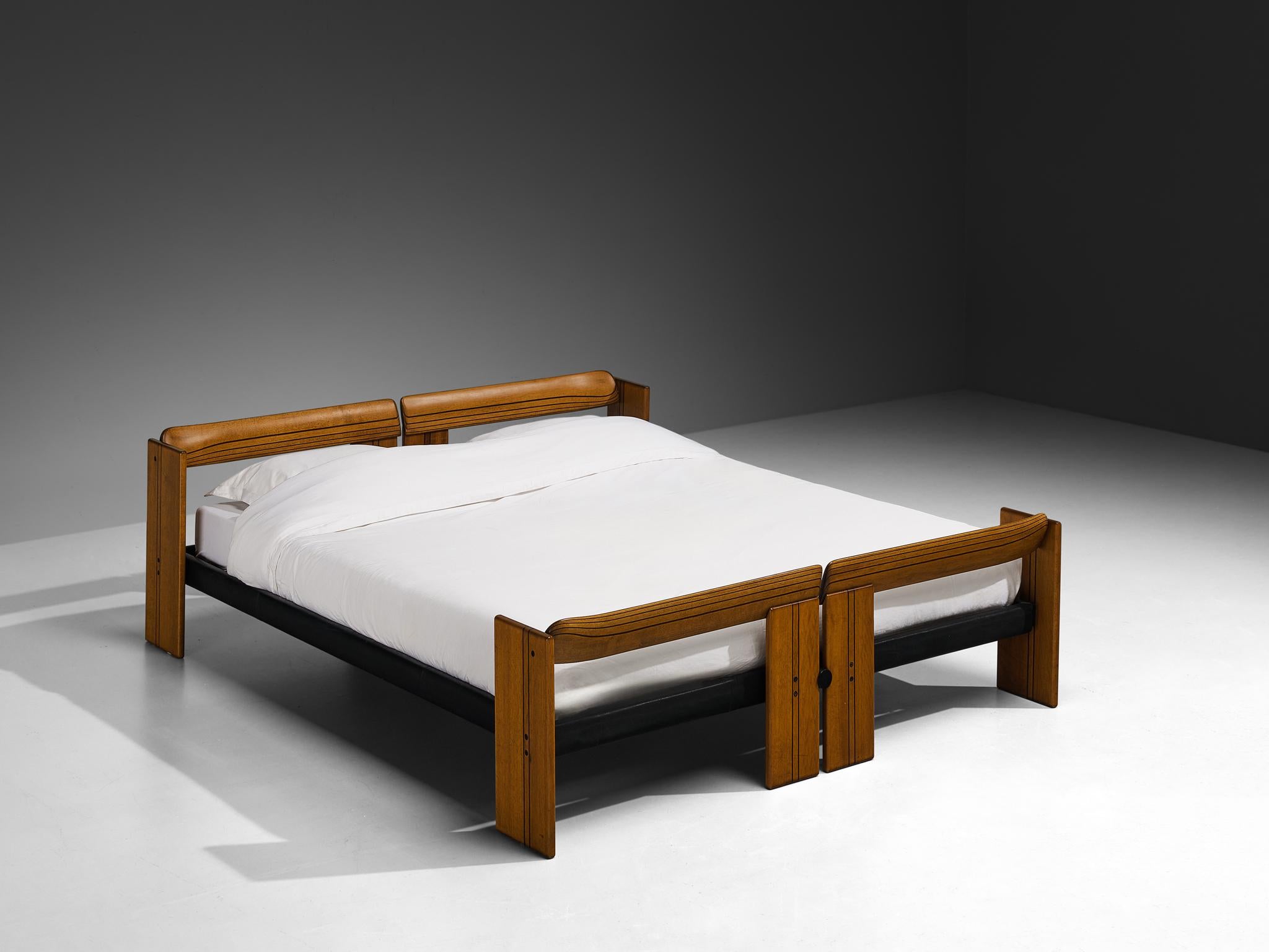 Afra & Tobia Scarpa for Maxalto 'Artona' King Bed in Walnut In Good Condition For Sale In Waalwijk, NL