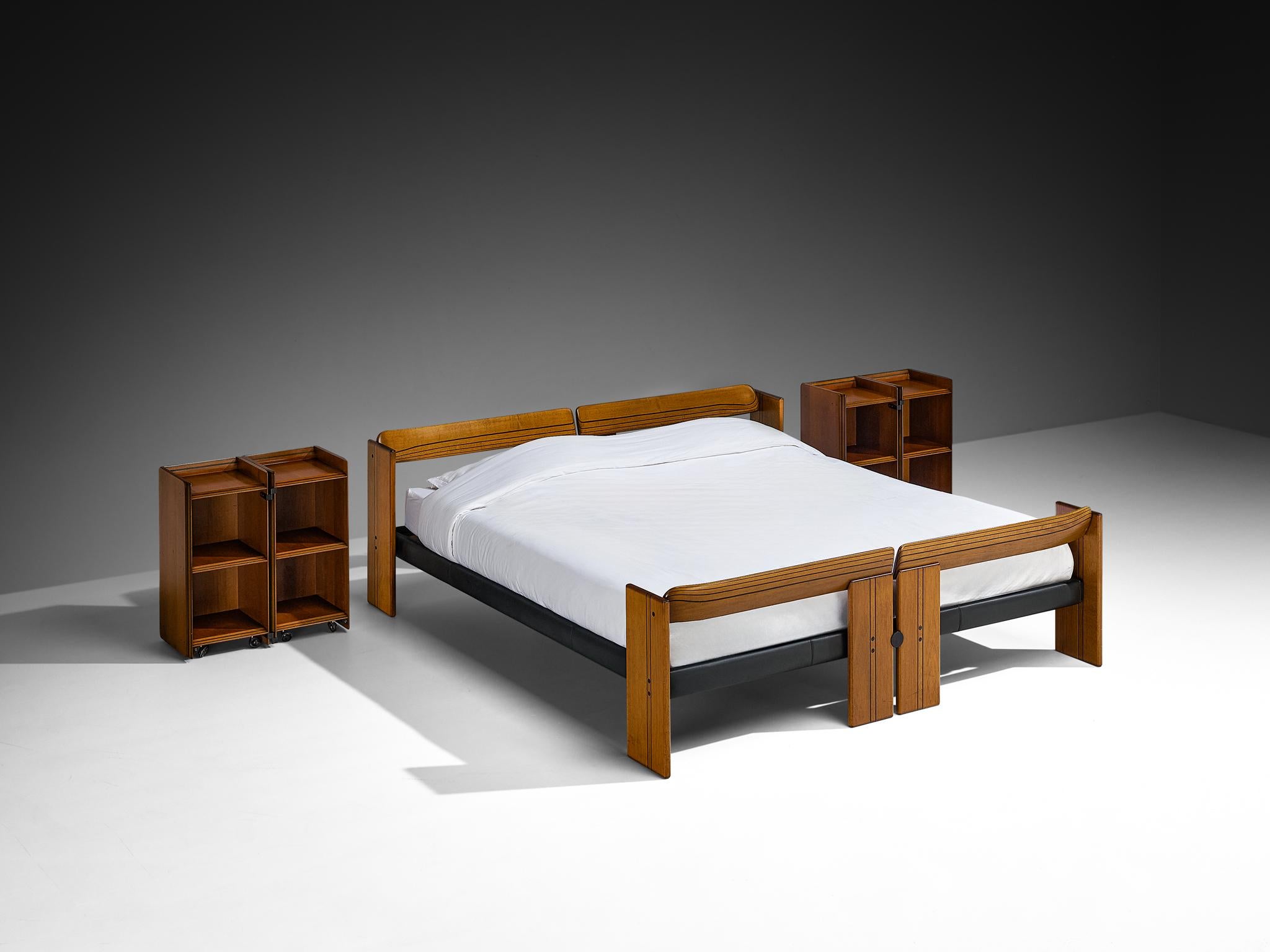 Afra & Tobia Scarpa per Maxalto, letto matrimoniale 'Artona' con comodini, noce, metallo, pelle, Italia, 1975/1979 

Questo letto king 