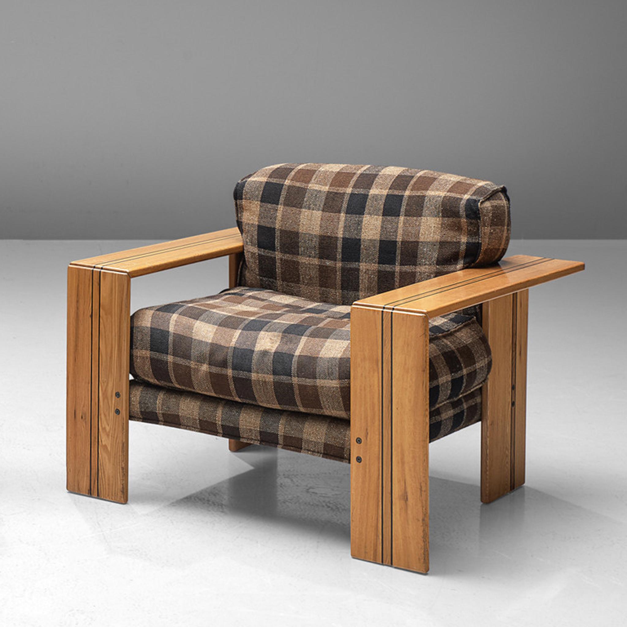 Afra & Tobia Scarpa for Maxalto, 'Artona' lounge chair, walnut, checkered fabric, Italy, 1975

Cubic ‘Artona’ lounge chair by Italian designer couple Afra and Tobia Scarpa. This chair shows absolute stunning craftsmanship. Highlight is the