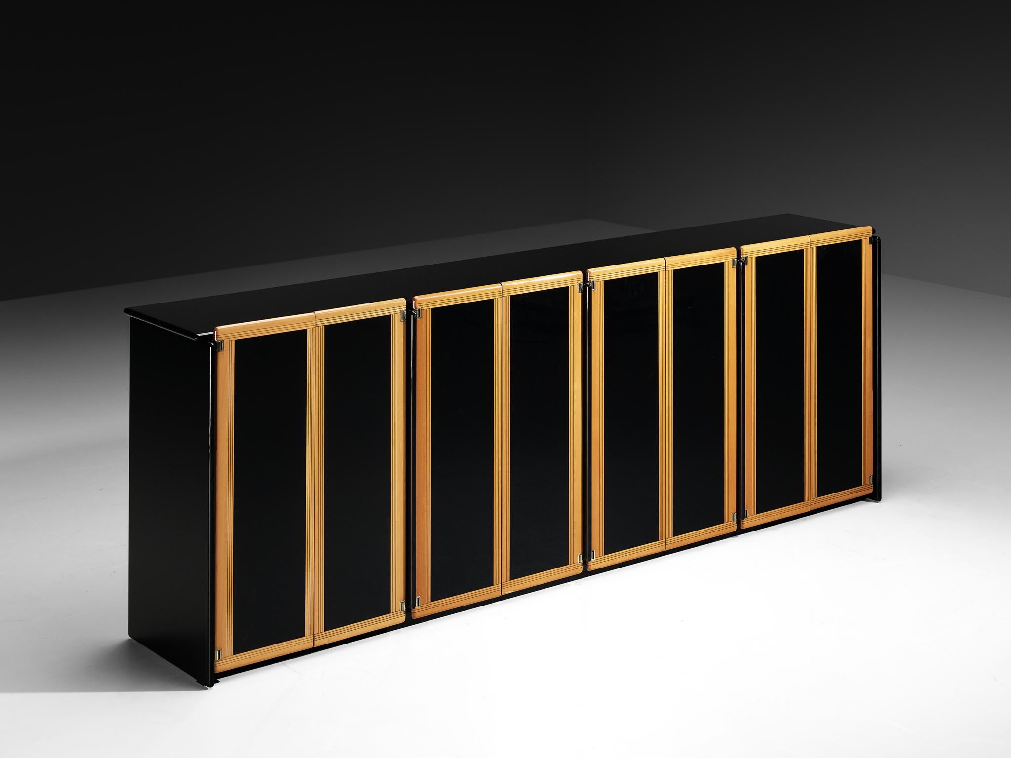Afra & Tobia Scarpa pour Maxalto, buffet 'Artona', noyer, bois laqué, ébène, laiton, Italie, 1975/1979

Ce buffet aux lignes géométriques fortes est une création d'Afra & Tobia Scarpa, développée dans le cadre de la célèbre ligne Artona. Le buffet