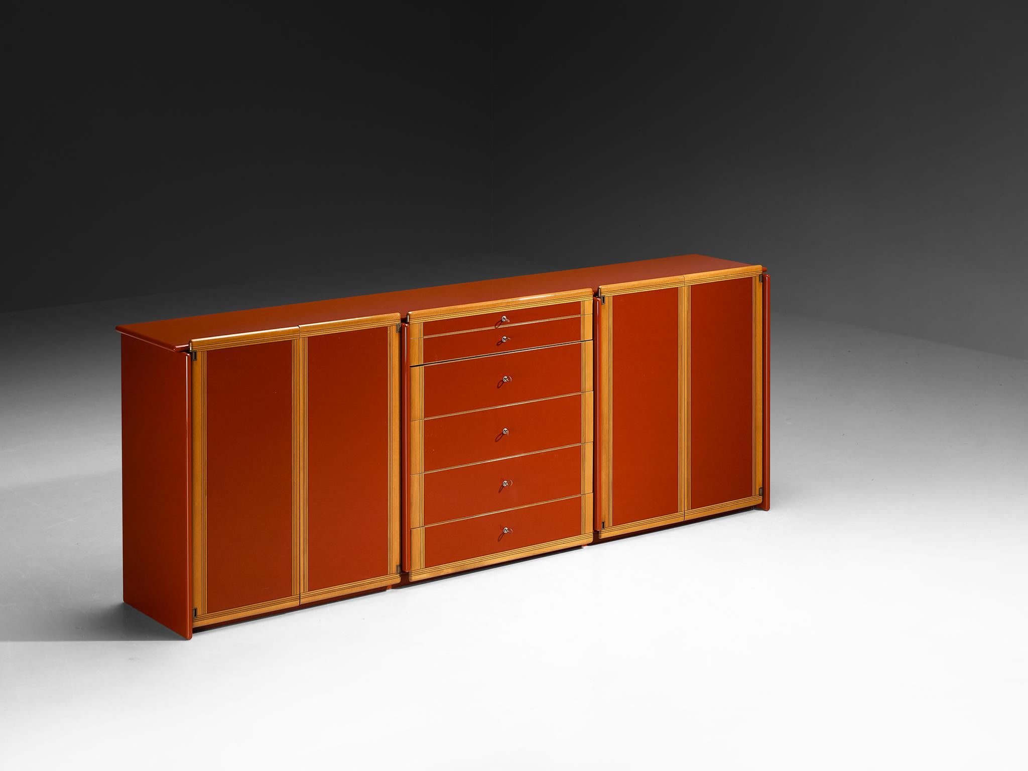 Afra & Tobia Scarpa pour Maxalto, buffet, noyer, bois laqué rouge, ébène, Italie, années 1970

Ce buffet aux lignes géométriques fortes est conçu dans le cadre de la ligne 'Artona' d'Afra & Tobia Scarpa. Les panneaux avant et le dessus sont
