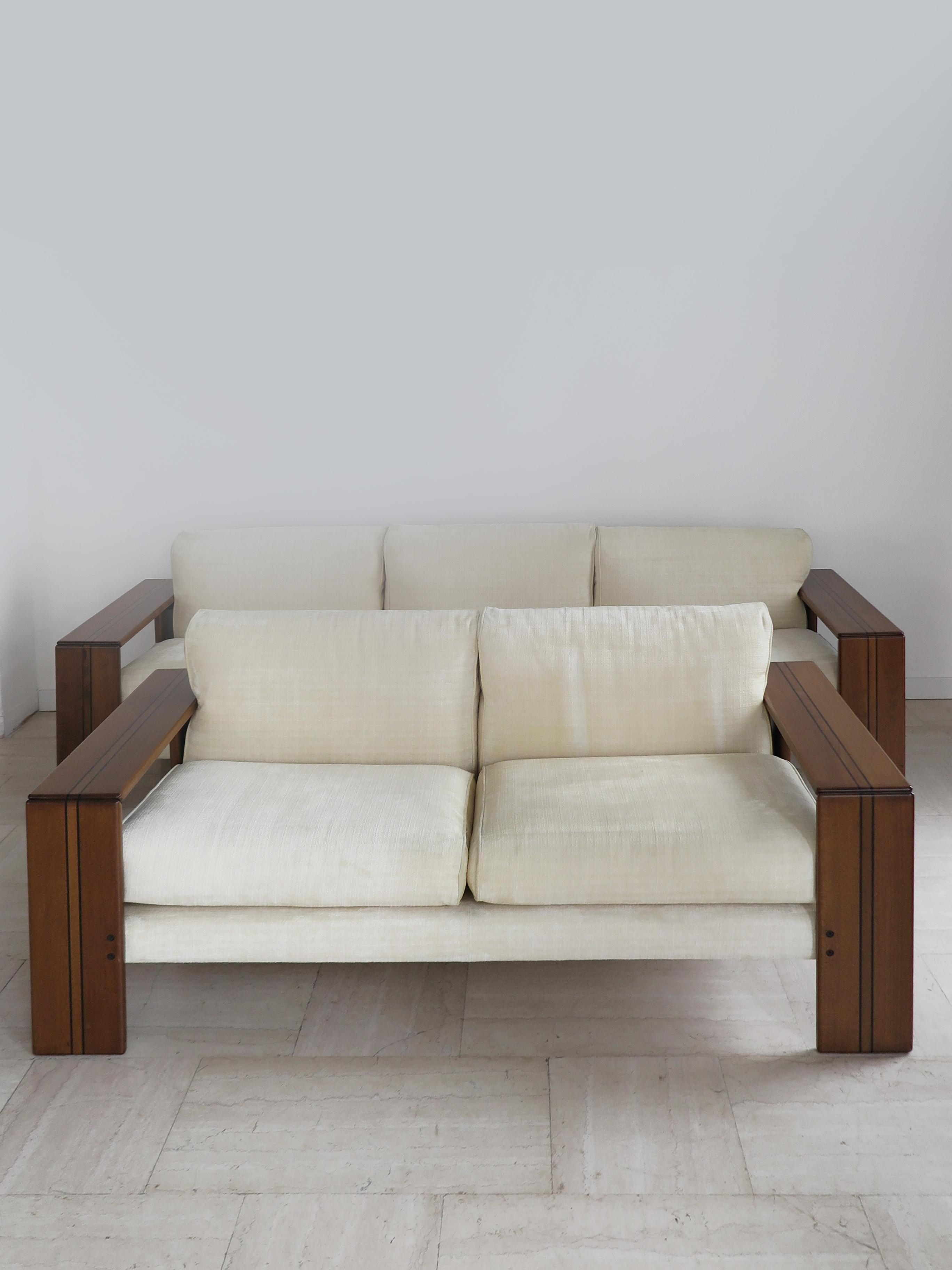 Ensemble de deux canapés trois places et deux places de la série 