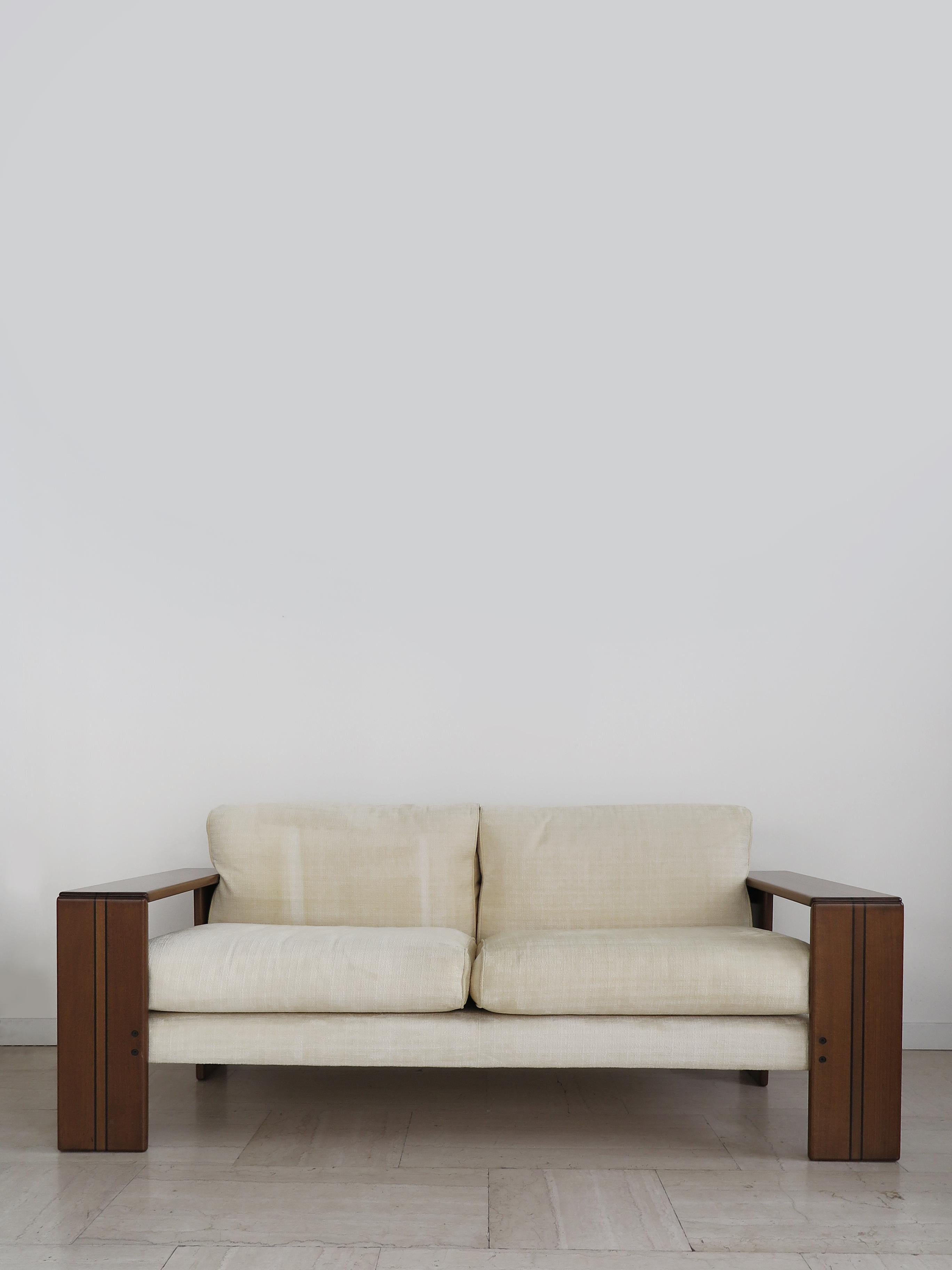 Italian midcentury modern design two-seater sofa from the “Artona” series designed by Afra 
Tobia Scarpa for Maxalto in the 1970s with solid wood frame and fabric cushions, made in Italy in the 1980s.
Very good vintage condition.
Please note