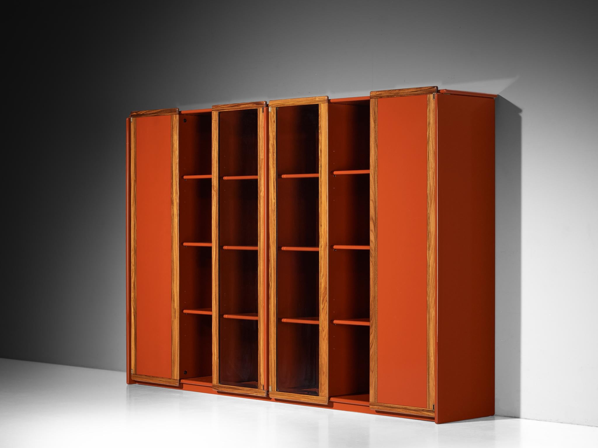 Afra & Tobia Scarpa für Maxalto, 'Artona' Vitrine oder Sideboard, lackiertes Holz, Nussbaum, Ebenholz, Glas, Messing, Italien, 1970er Jahre

Dieses massive Sideboard mit verdeckten und transparenten Fächern ist ein Entwurf von Afra & Tobia Scarpa,