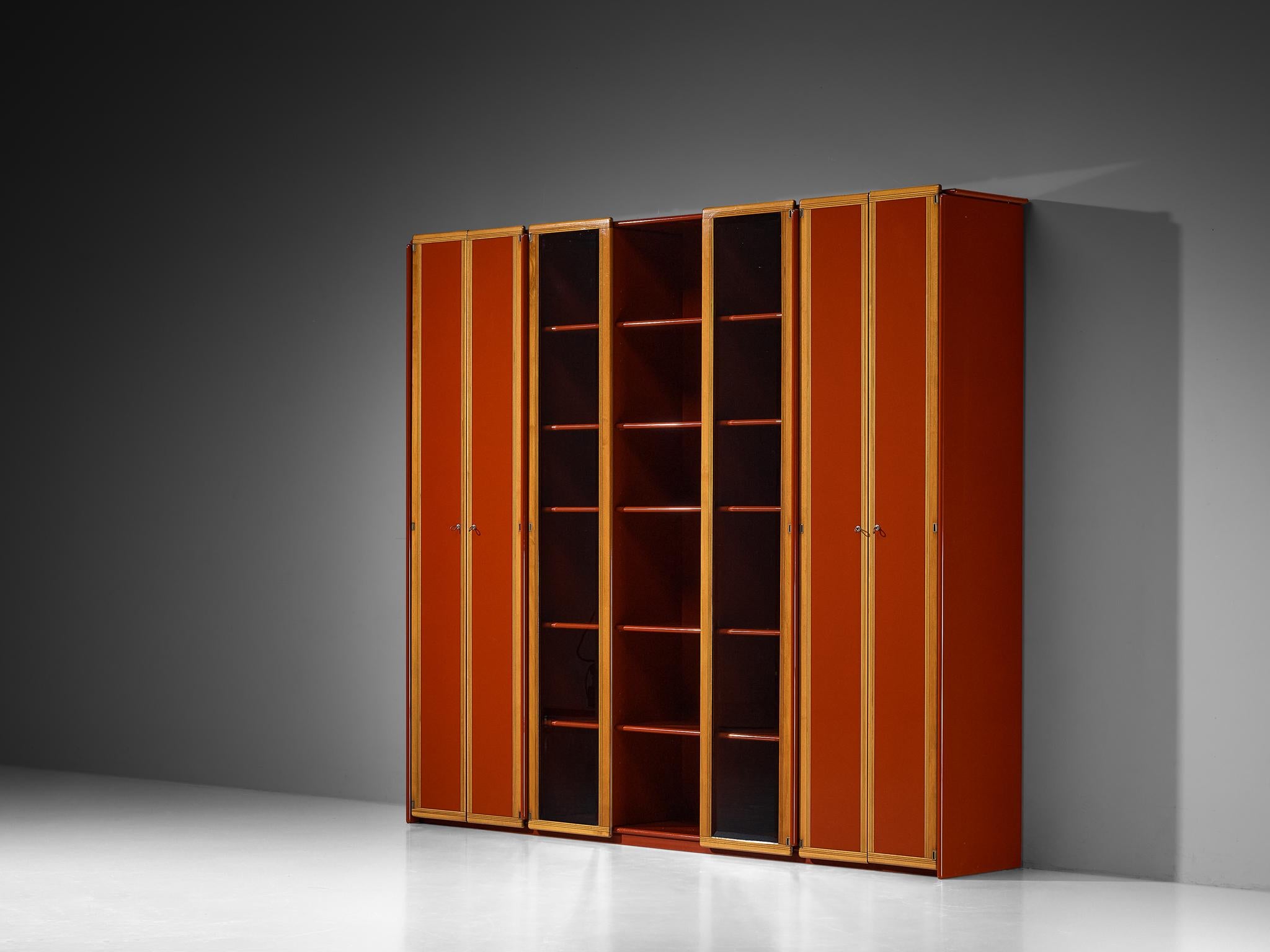 Afra & Tobia Scarpa für Maxalto, 'Artona' Vitrine oder Sideboard, lackiertes Holz, Nussbaum, Ebenholz, Glas, Messing, Italien, 1970er Jahre

Dieses massive Sideboard mit verdeckten und transparenten Fächern ist ein Entwurf von Afra & Tobia Scarpa,