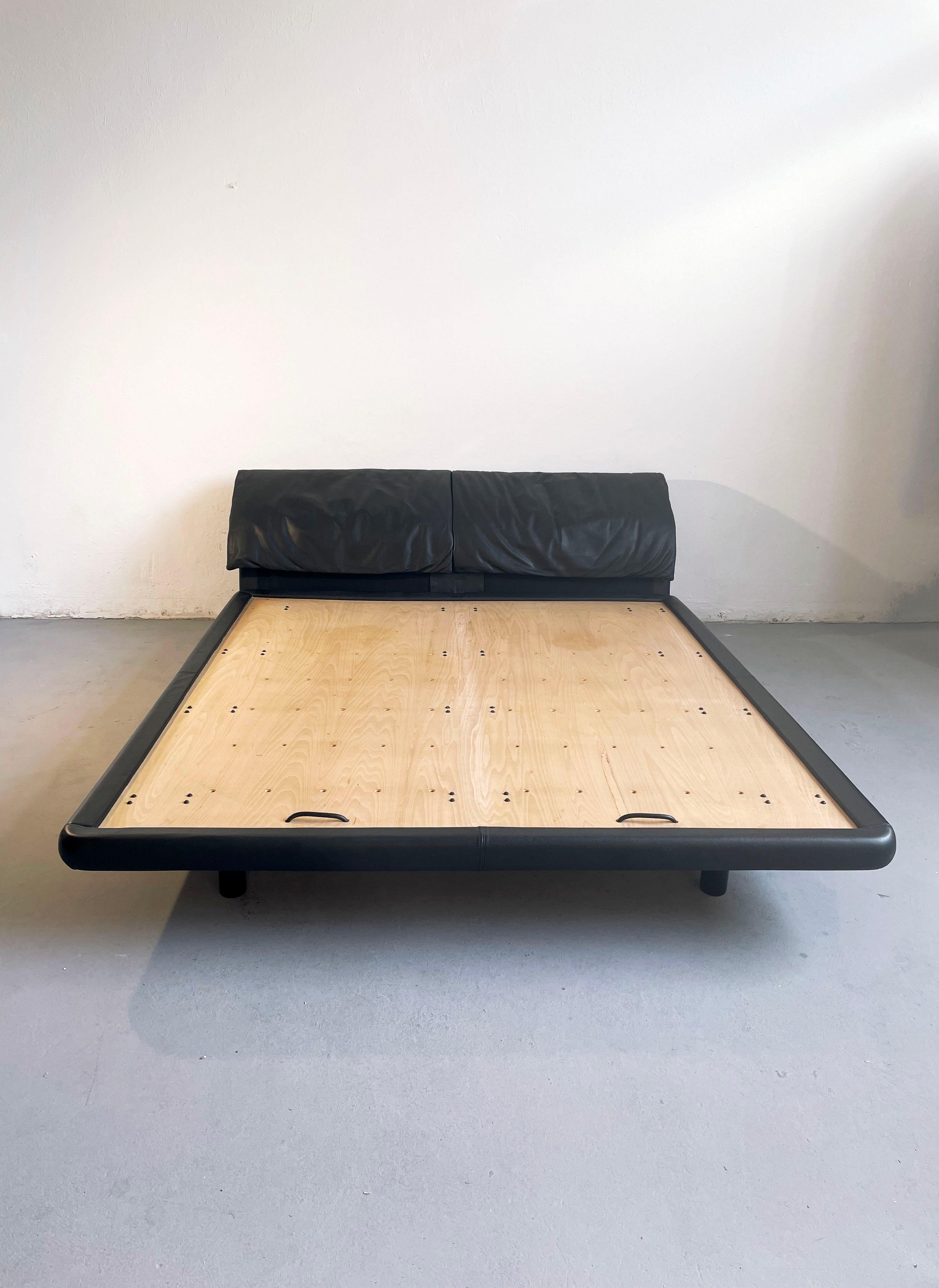 Post-Modern Afra & Tobia Scarpa for Molteni 'Marlo' Bed in Black Leather, Italy 1980s For Sale