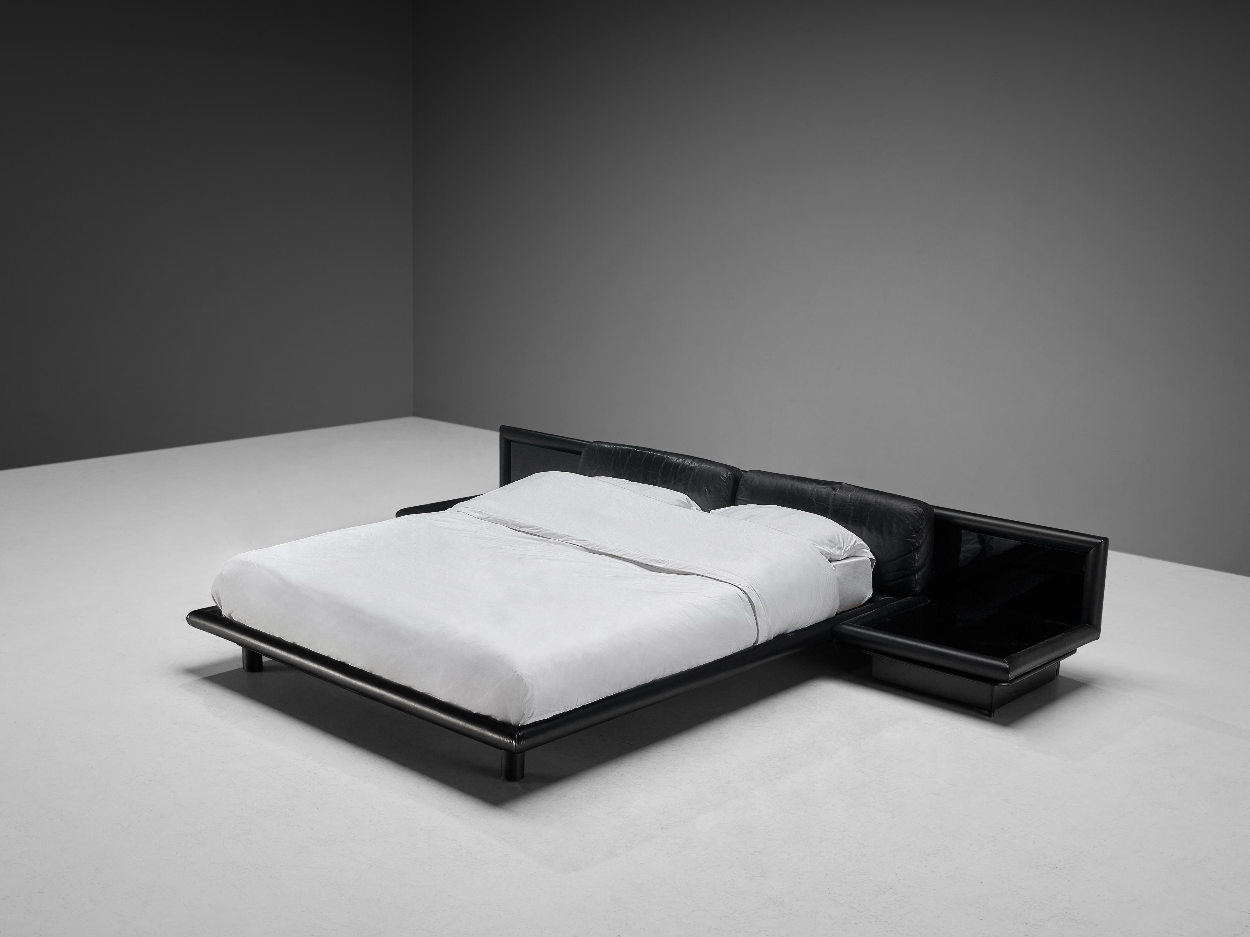 Afra & Tobia Scarpa para Molteni Cama 'Morna' con mesillas de noche de cuero negro Moderno de mediados de siglo en venta