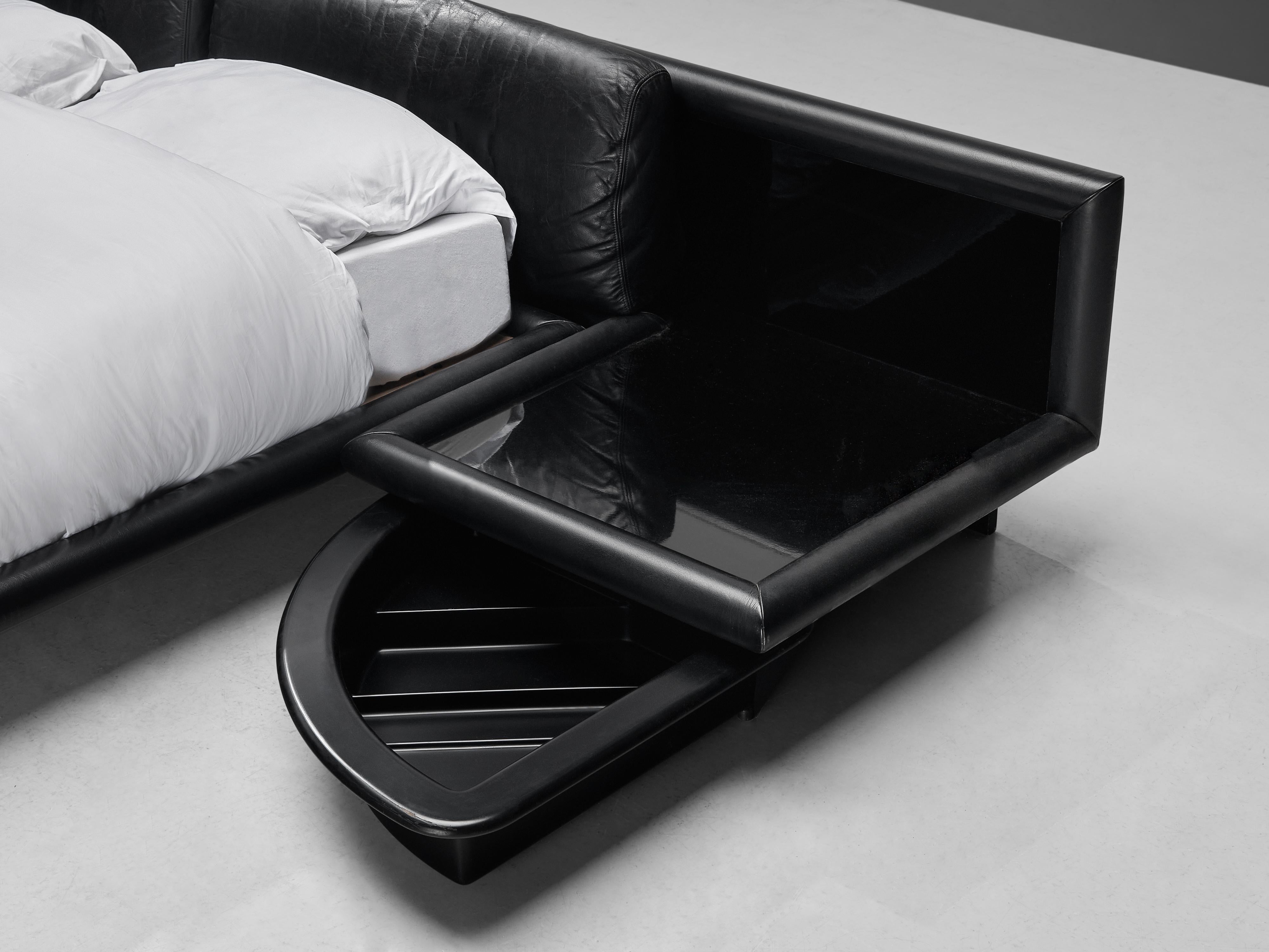 Afra & Tobia Scarpa para Molteni Cama 'Morna' con mesillas de noche de cuero negro Italiano en venta