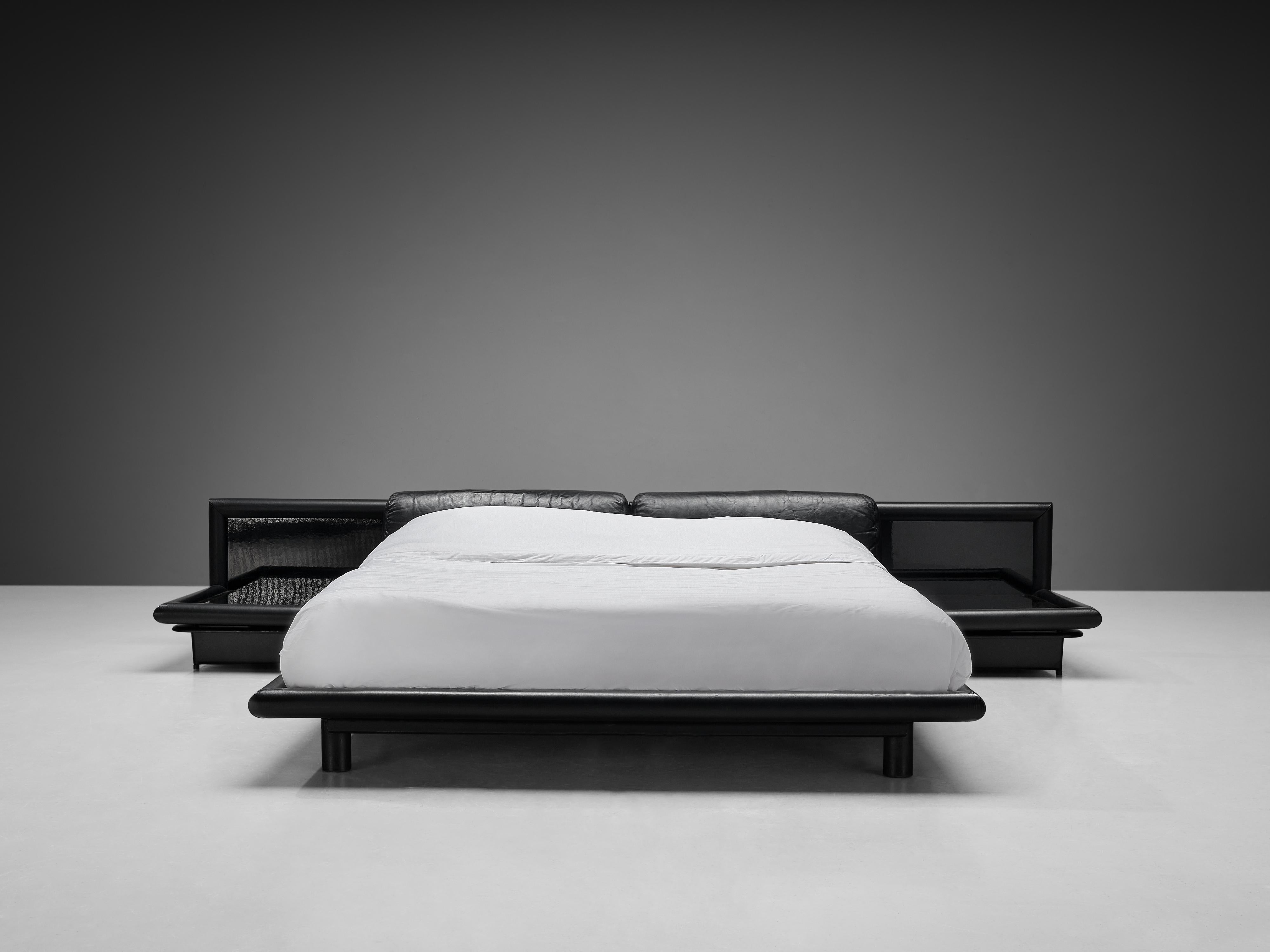 Afra & Tobia Scarpa para Molteni Cama 'Morna' con mesillas de noche de cuero negro en Bueno estado para la venta en Waalwijk, NL