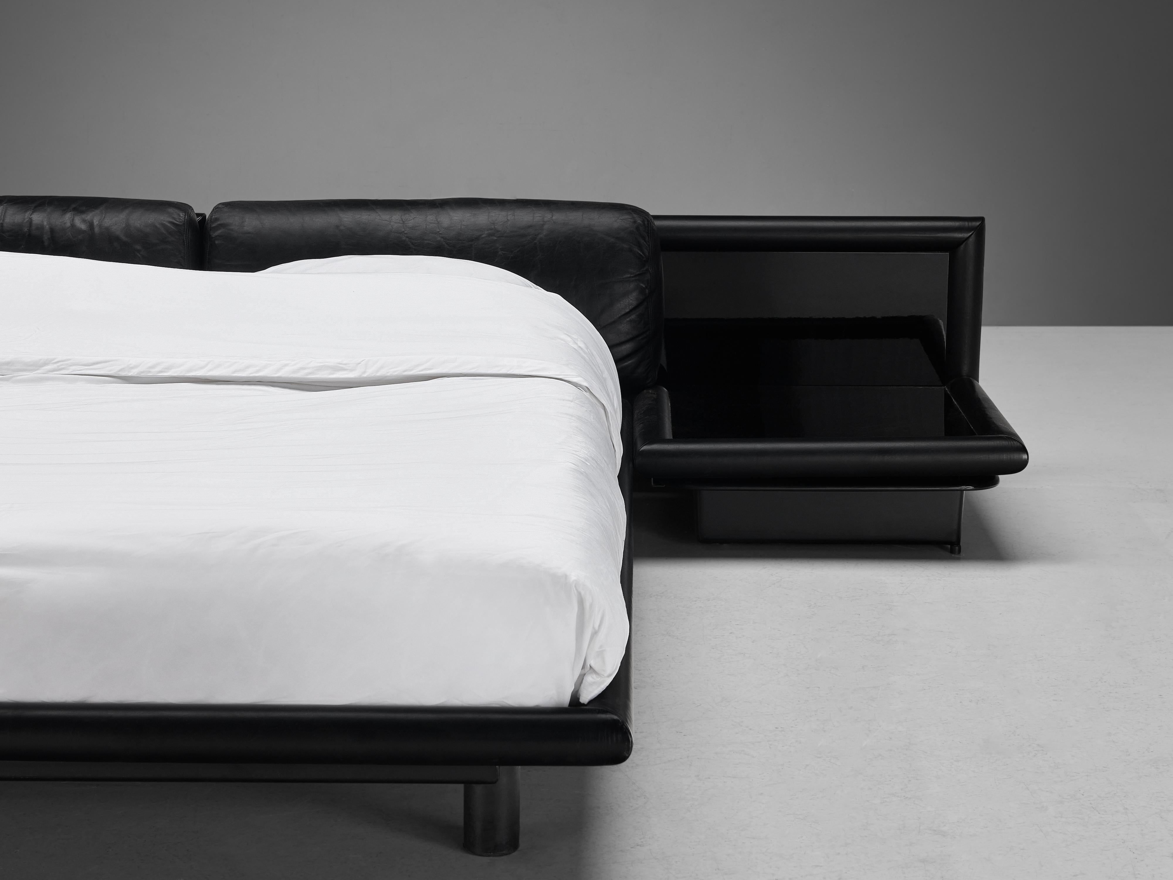 Afra & Tobia Scarpa para Molteni Cama 'Morna' con mesillas de noche de cuero negro finales del siglo XX en venta
