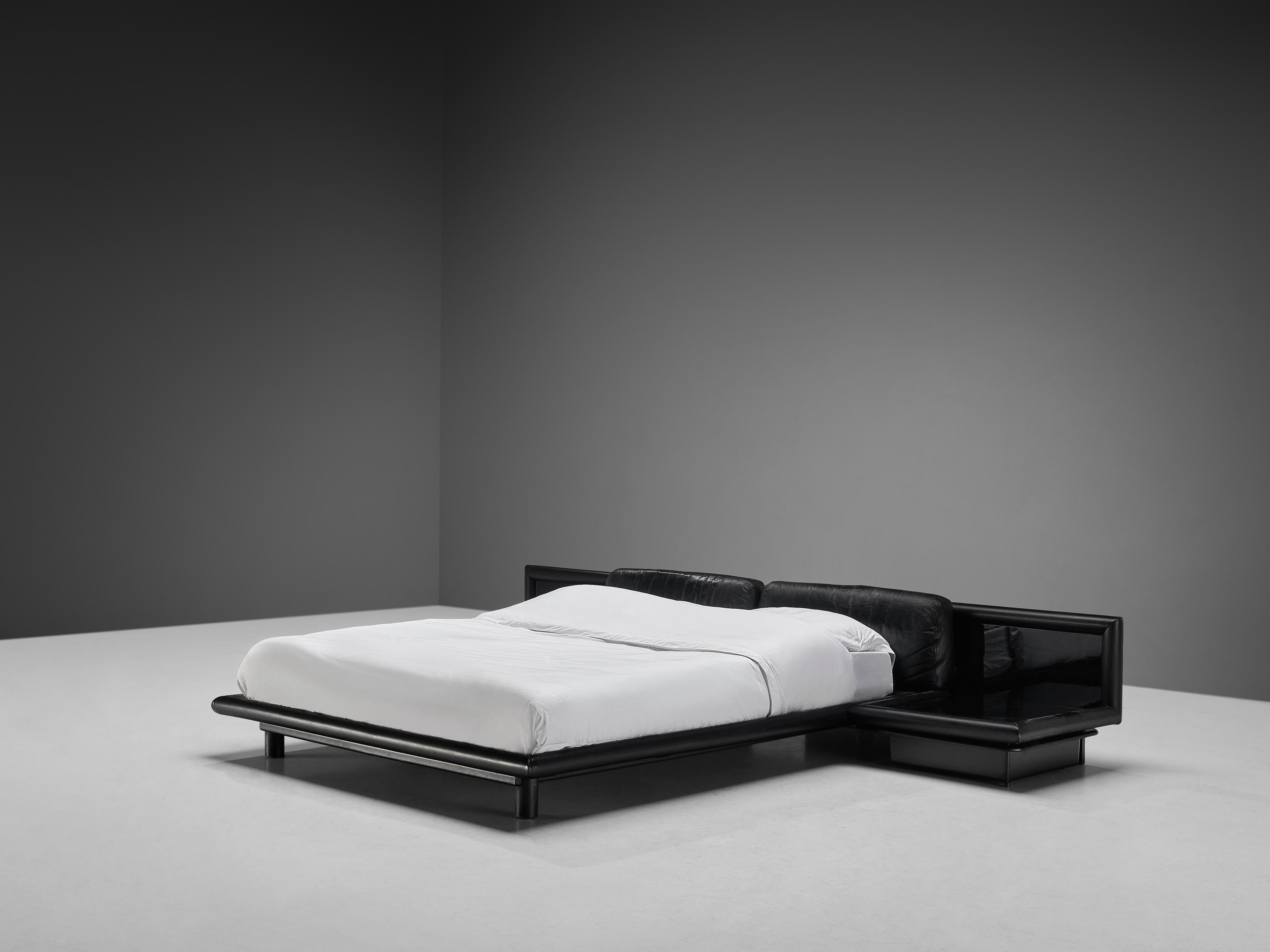 Afra & Tobia Scarpa para Molteni Cama 'Morna' con mesillas de noche de cuero negro Vidrio opalino en venta