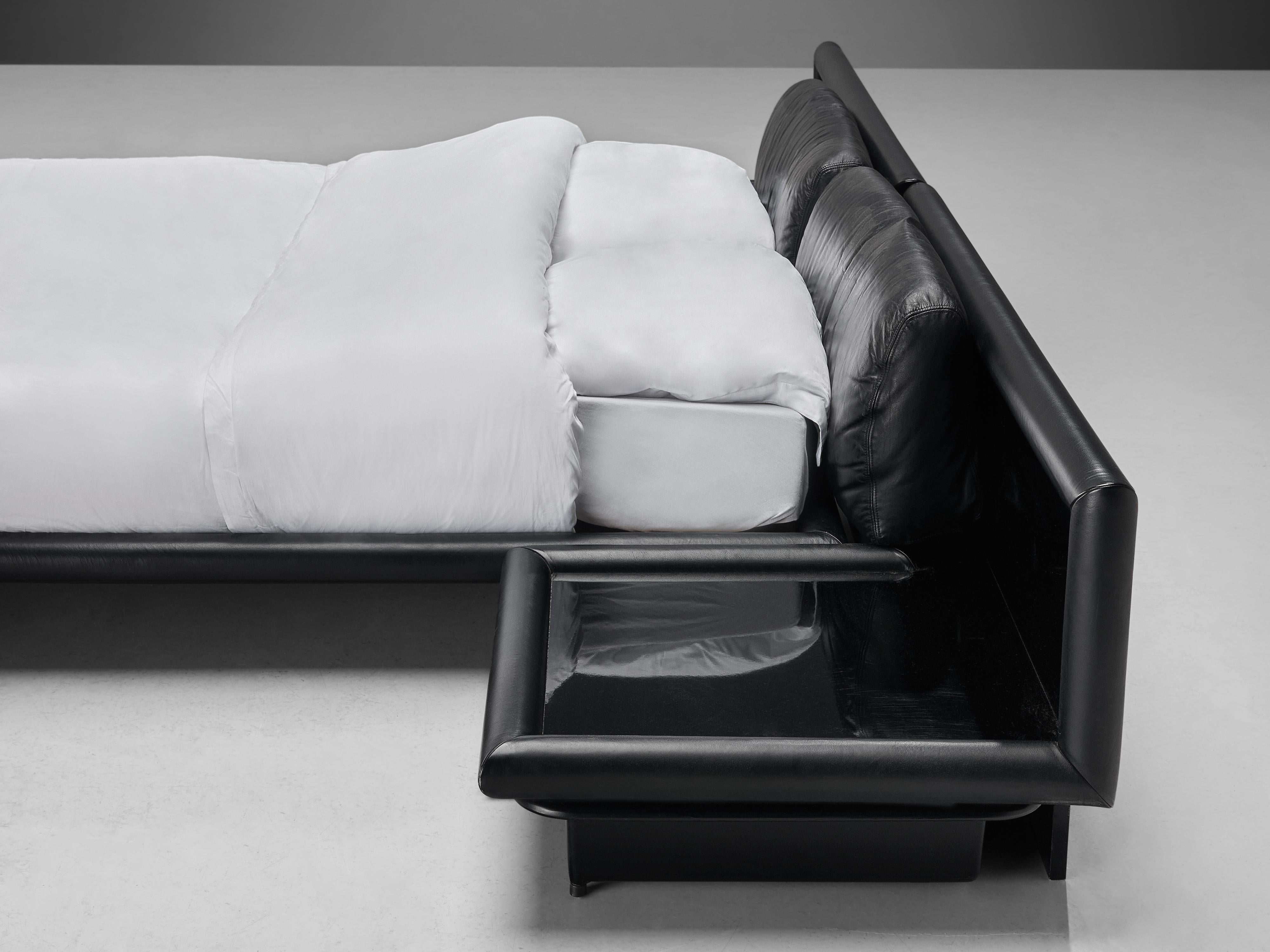 Afra & Tobia Scarpa para Molteni Cama 'Morna' con mesillas de noche de cuero negro en venta 1