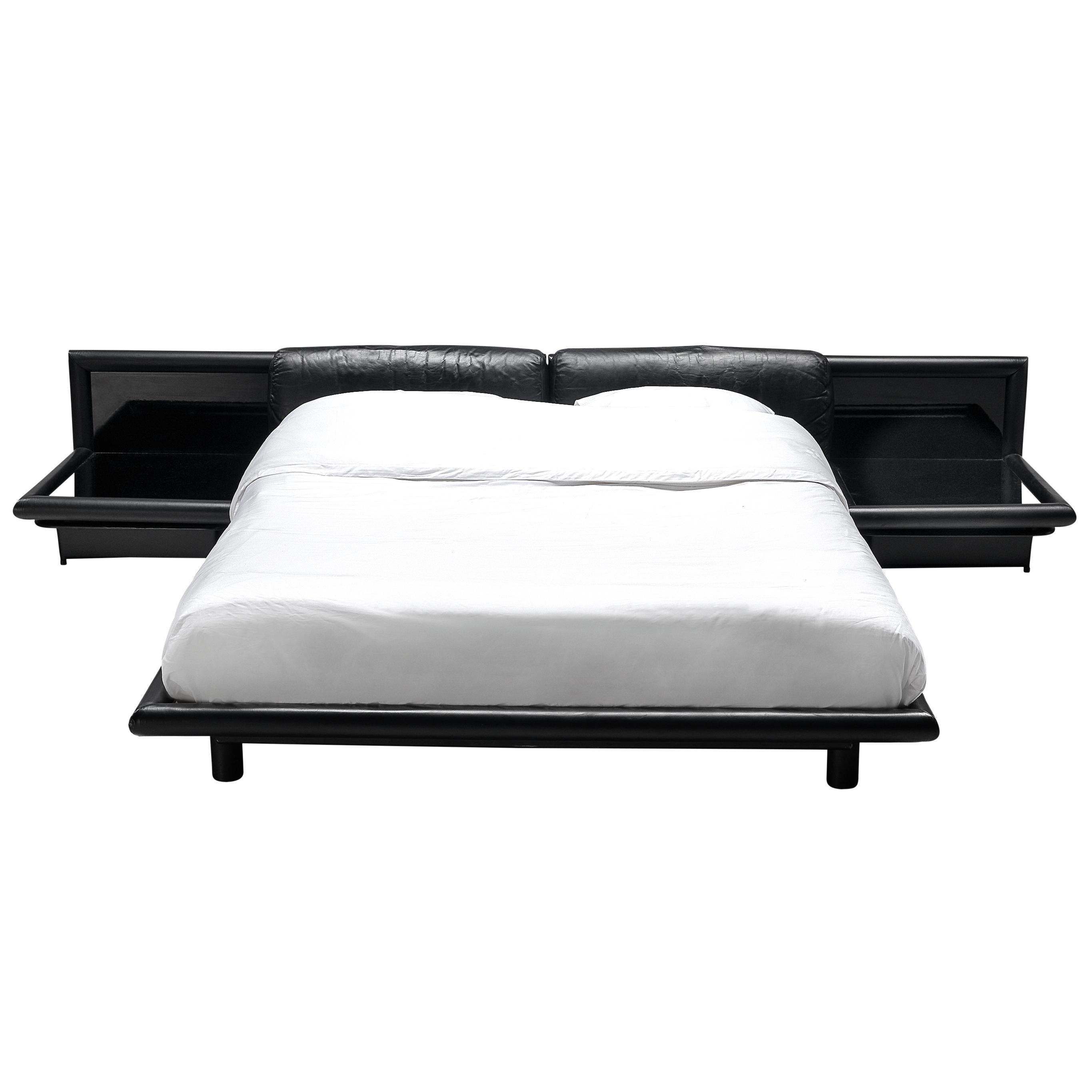 Afra & Tobia Scarpa para Molteni Cama 'Morna' con mesillas de noche de cuero negro en venta