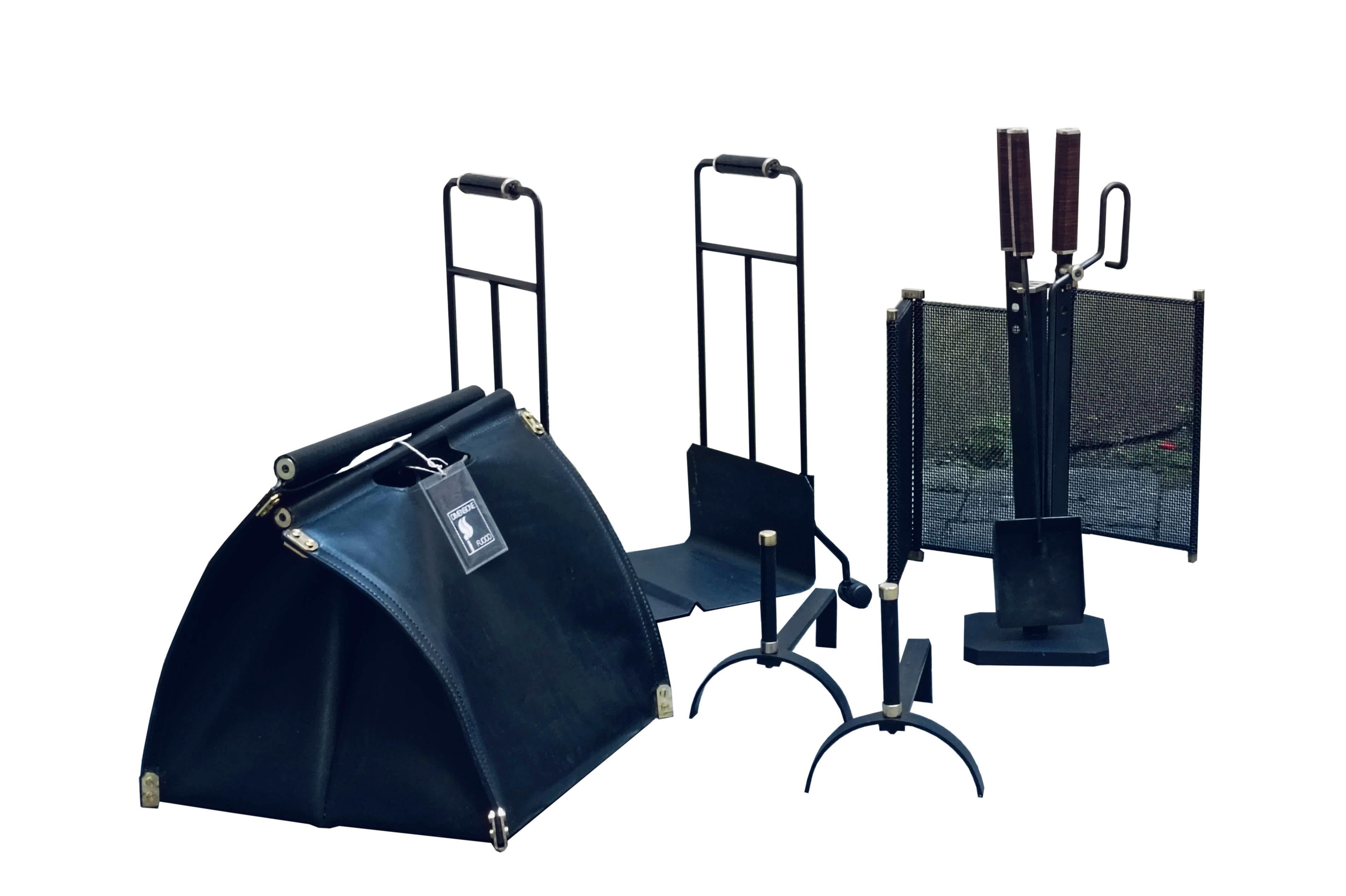 Le set de camionnette est composé de cinq éléments différents : un set d'accessoires de camionnette, un chariot portalegna, un parafuoco, un groupe d'alari et un pour la jambe d'arpentage.
Toutes les pièces sont réalisées en fer avec des détails en