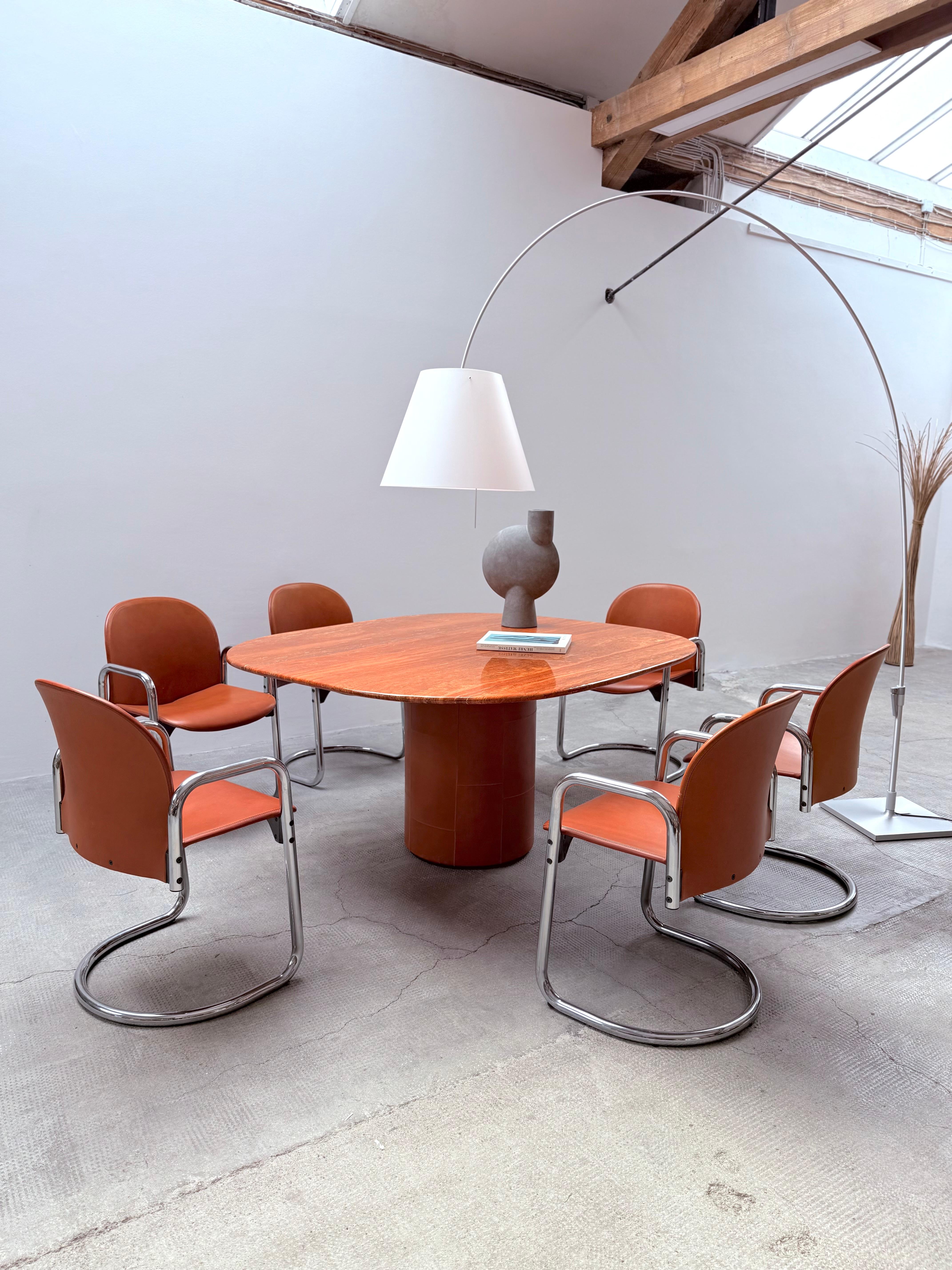 Absolut traumhafte und sehr seltene Esszimmergruppe vom Afra & Tobia Scarpa für B&B Italia, Italien 1974.

El set se compone de un gran banco de madera de Travertino, modelo 