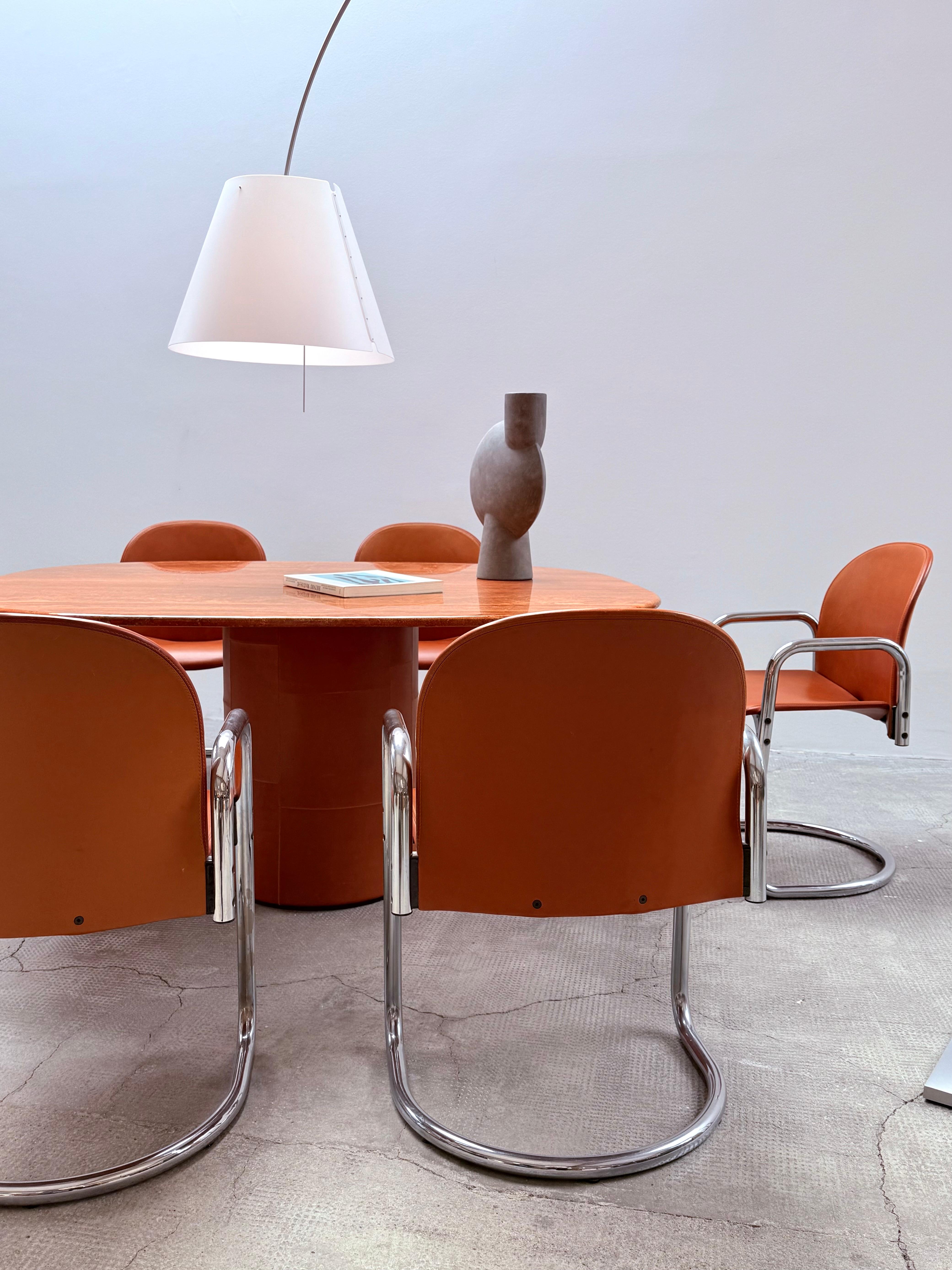 Afra & Tobia Scarpa para B&B Italia Travertin Esstisch & 6 Stühle, Italia 1974 Moderno de mediados de siglo en venta