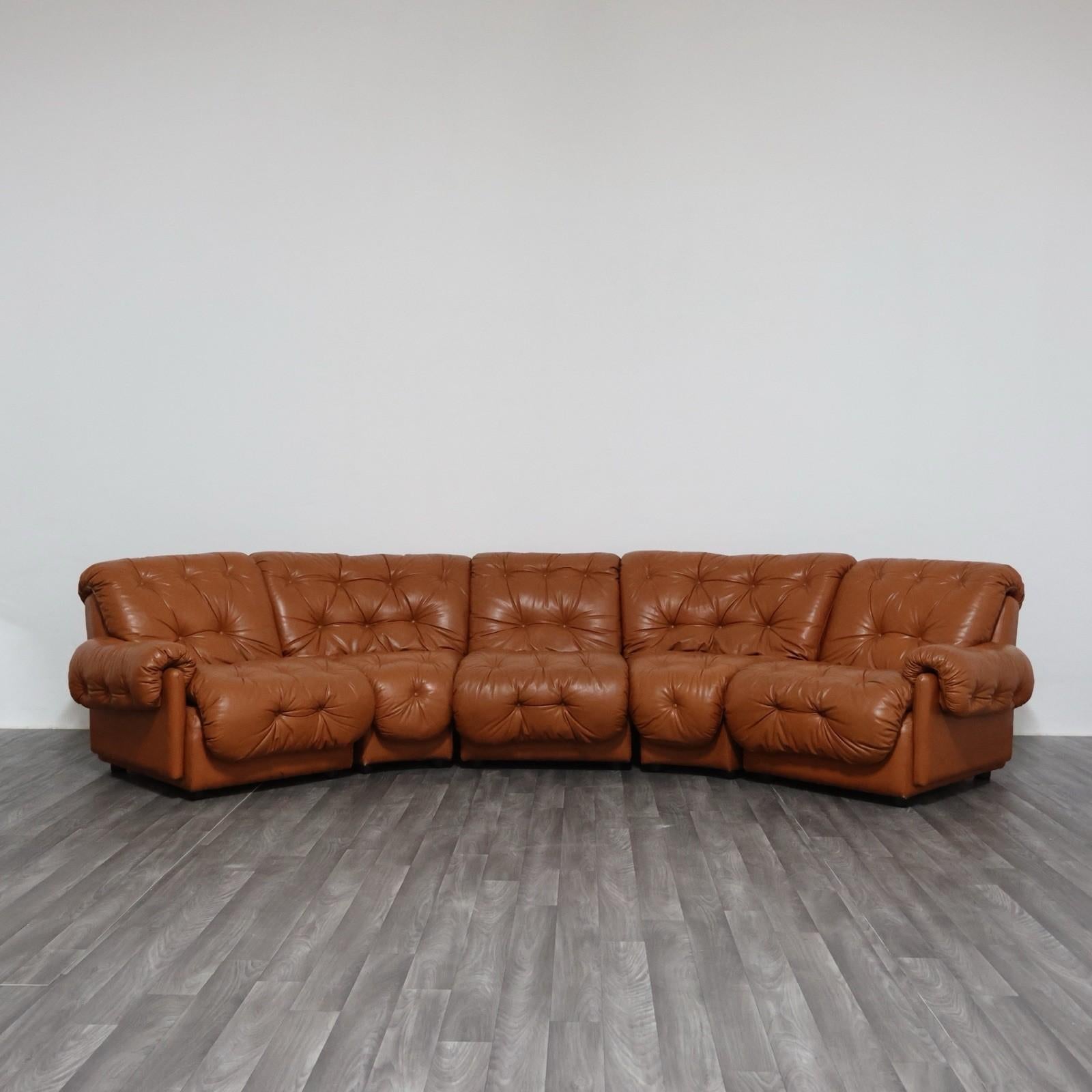 Divano Modulare Anni '70 nello stile Afra & Tobia Scarpa - Coronado Style

Divan modulable élégant et confortable des années 70, inspiré du célèbre modèle Coronado dessiné par Afra & Tobia Scarpa.

La composition, entièrement modulable, permet