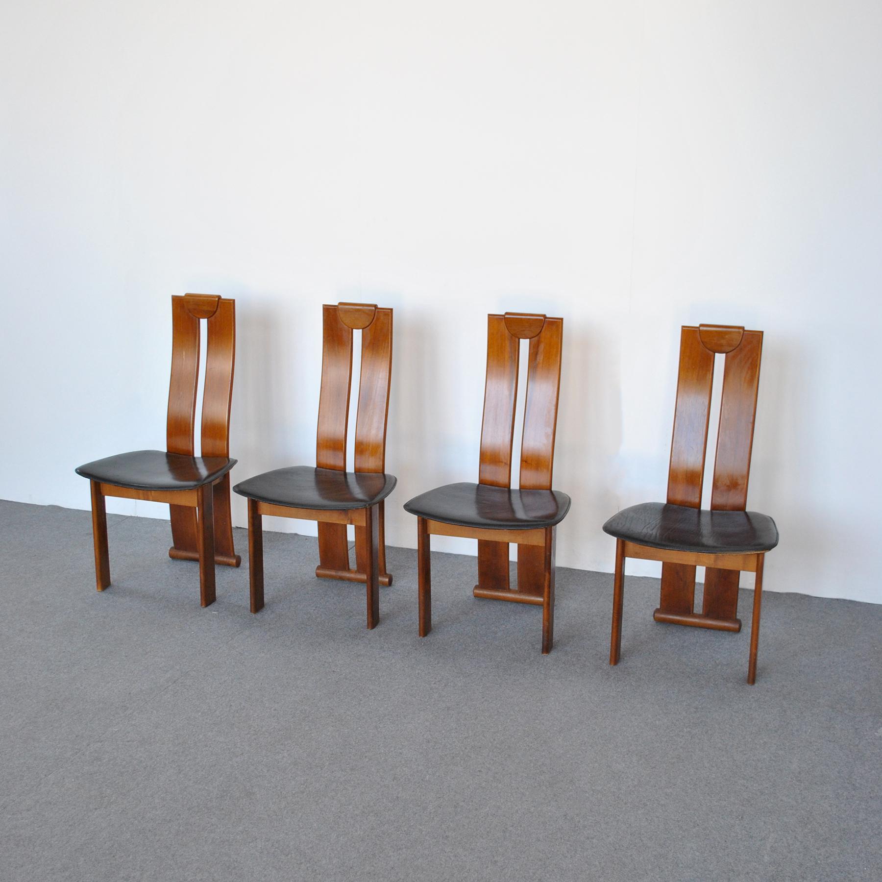 Ensemble de quatre chaises en bois de noyer ; siège en cuir du designer Afra & Tobia Scarpa des années 70.
Fils de l'architecte et designer Carlo Scarpa, Tobia Scarpa est né à Venise le 1er janvier 1935. Diplômé en 1957 avec sa future épouse et