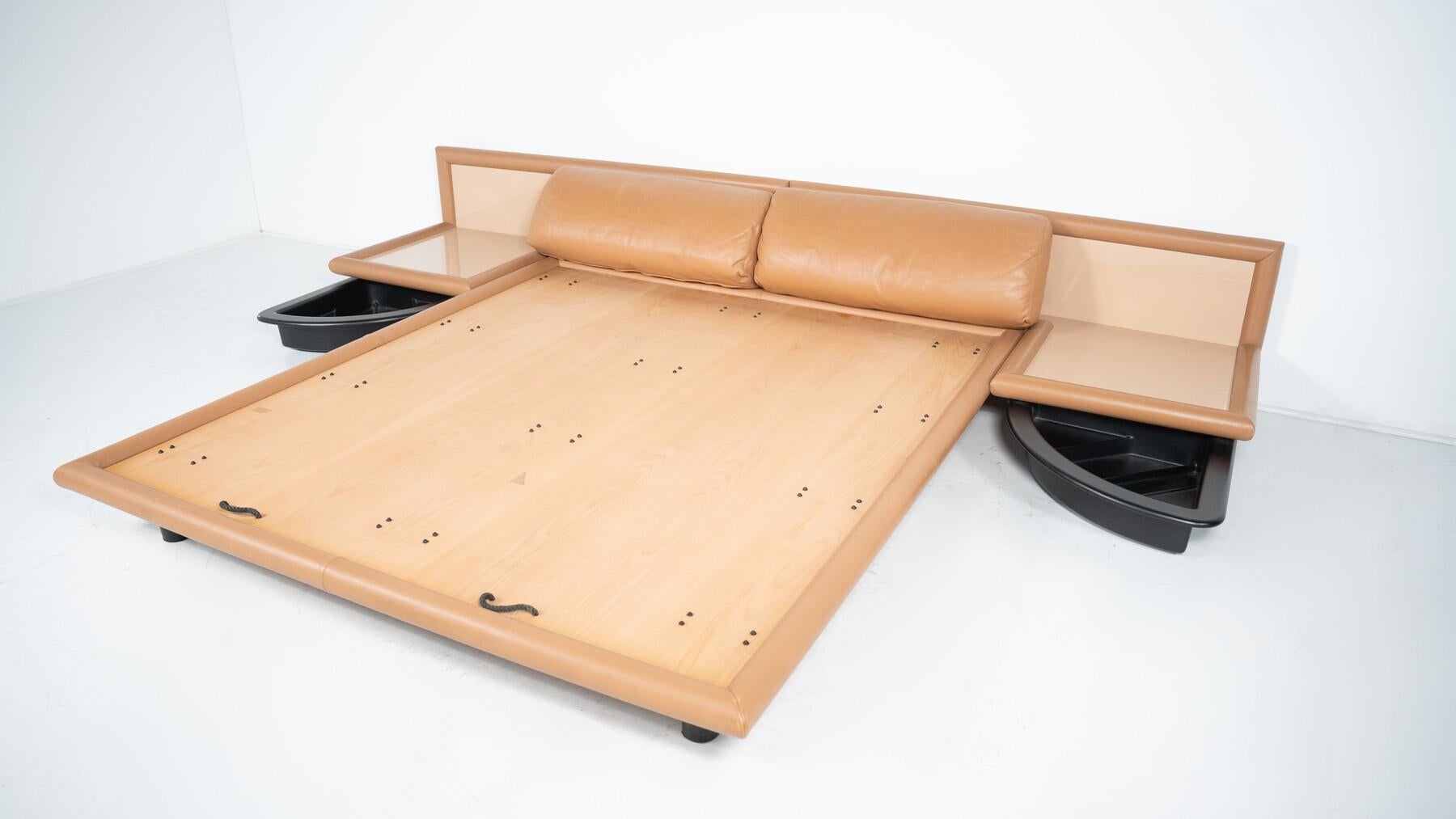 Late 20th Century Afra & Tobia Scarpa Leather Bed Model Morna for Molteni, Italy, 1972 For Sale