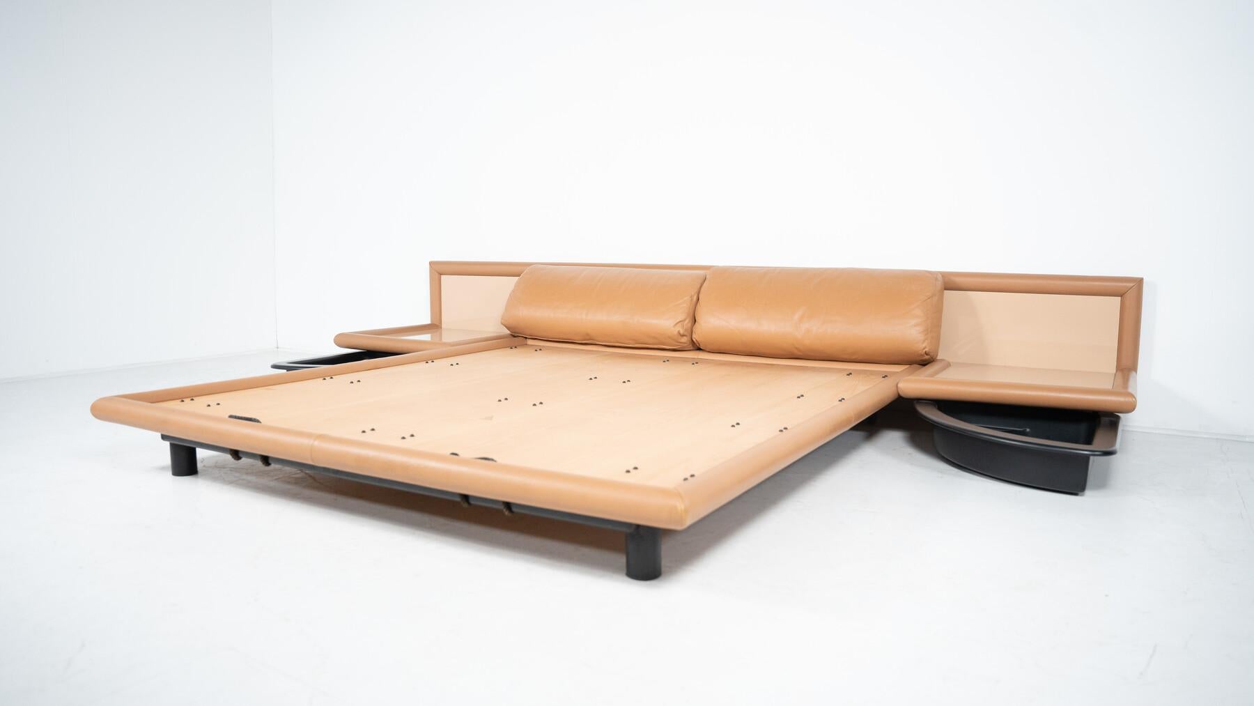 Afra & Tobia Scarpa Leather Bed Model Morna for Molteni, Italy, 1972 For Sale 3