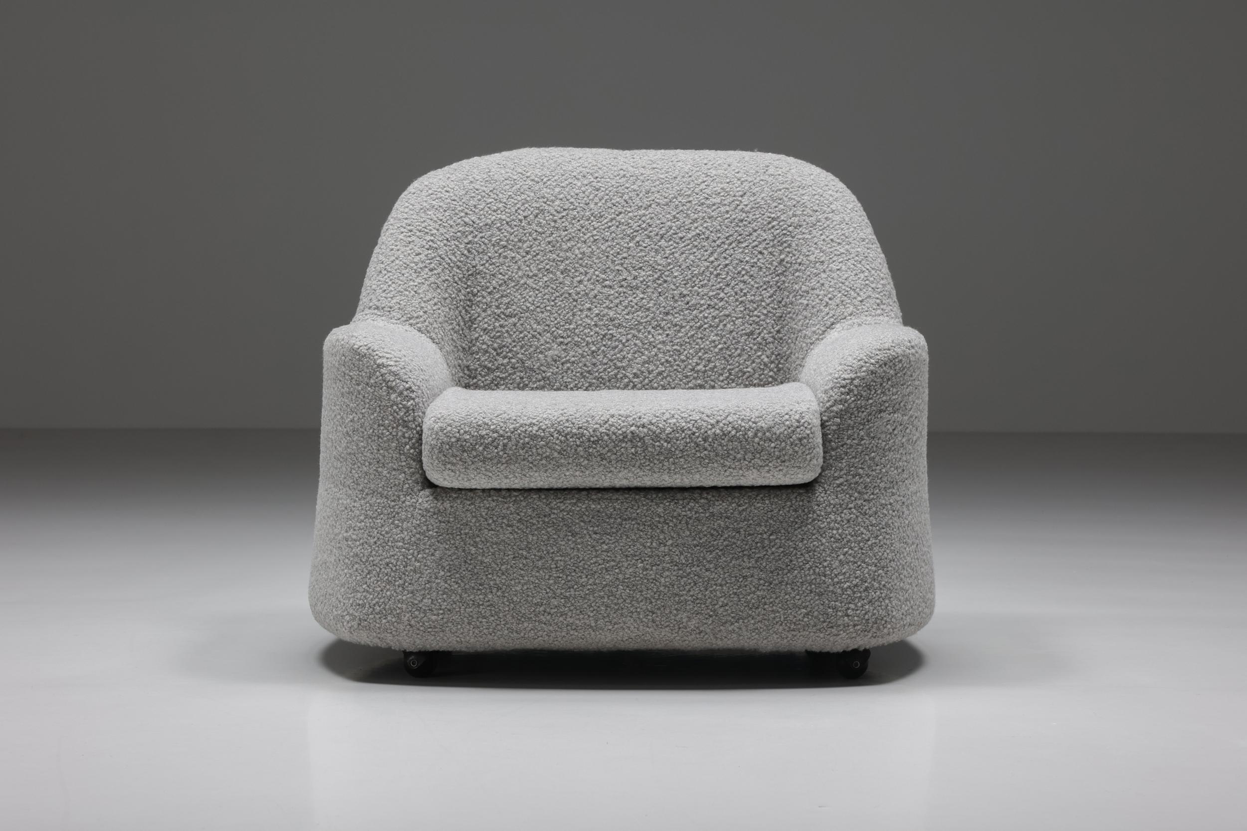 Chaise de salon Scarpa d'Afra & Tobia, tapissée de laine bouclée grise, conçue en Italie dans les années 1960. Une pièce rare dans l'œuvre italienne de Scarpa. Chaise longue confortable, en excellent état. Une pièce robuste mais élégante qui