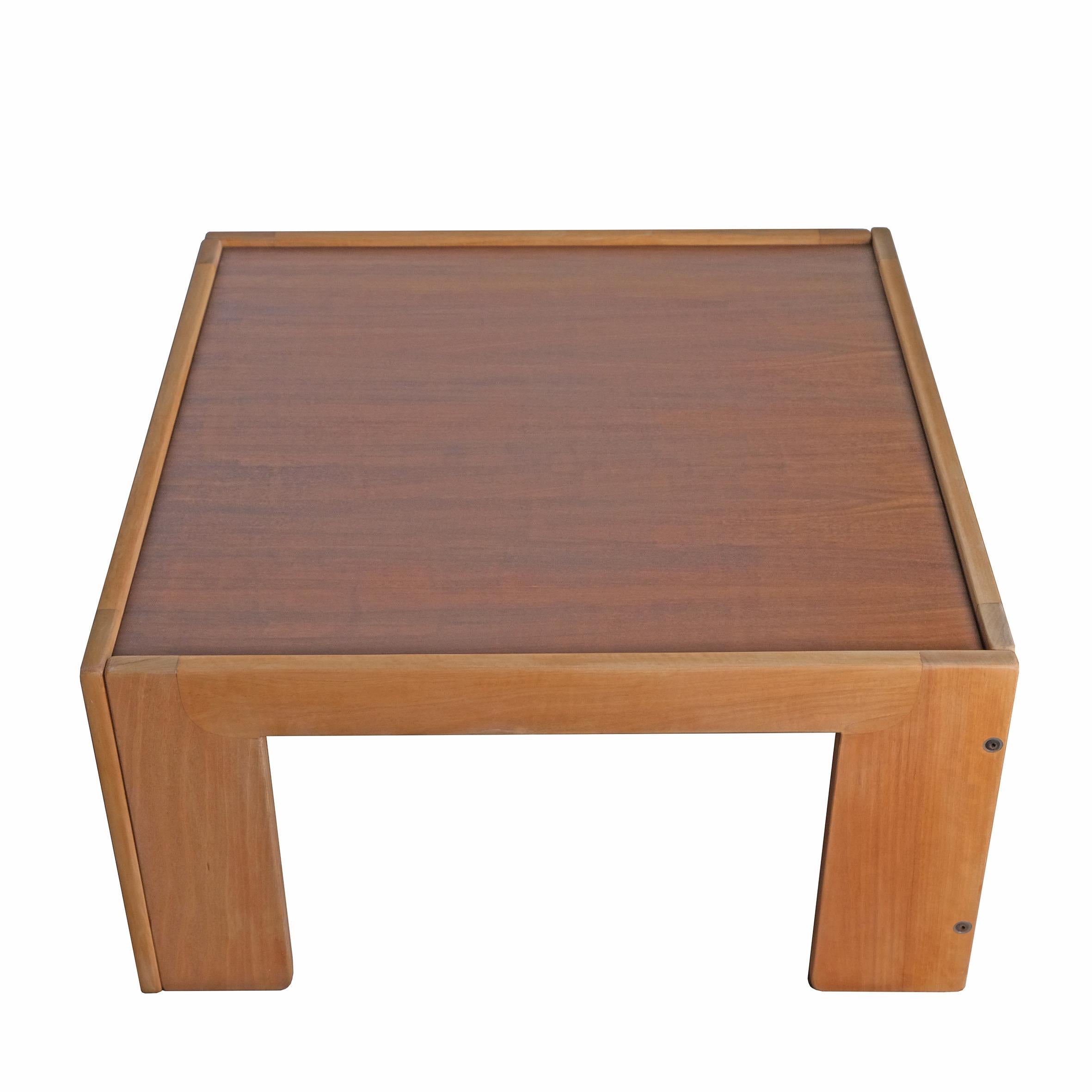 A square walnut low table, the top plate rested on the frame supported by four rectangular feet.
Manufactured by Cassina.
Italy,
1960s.

Provenance
Private collection

Literature
Domus 453, agosto 1967, p.54

Domus 455, ottobre 1967,