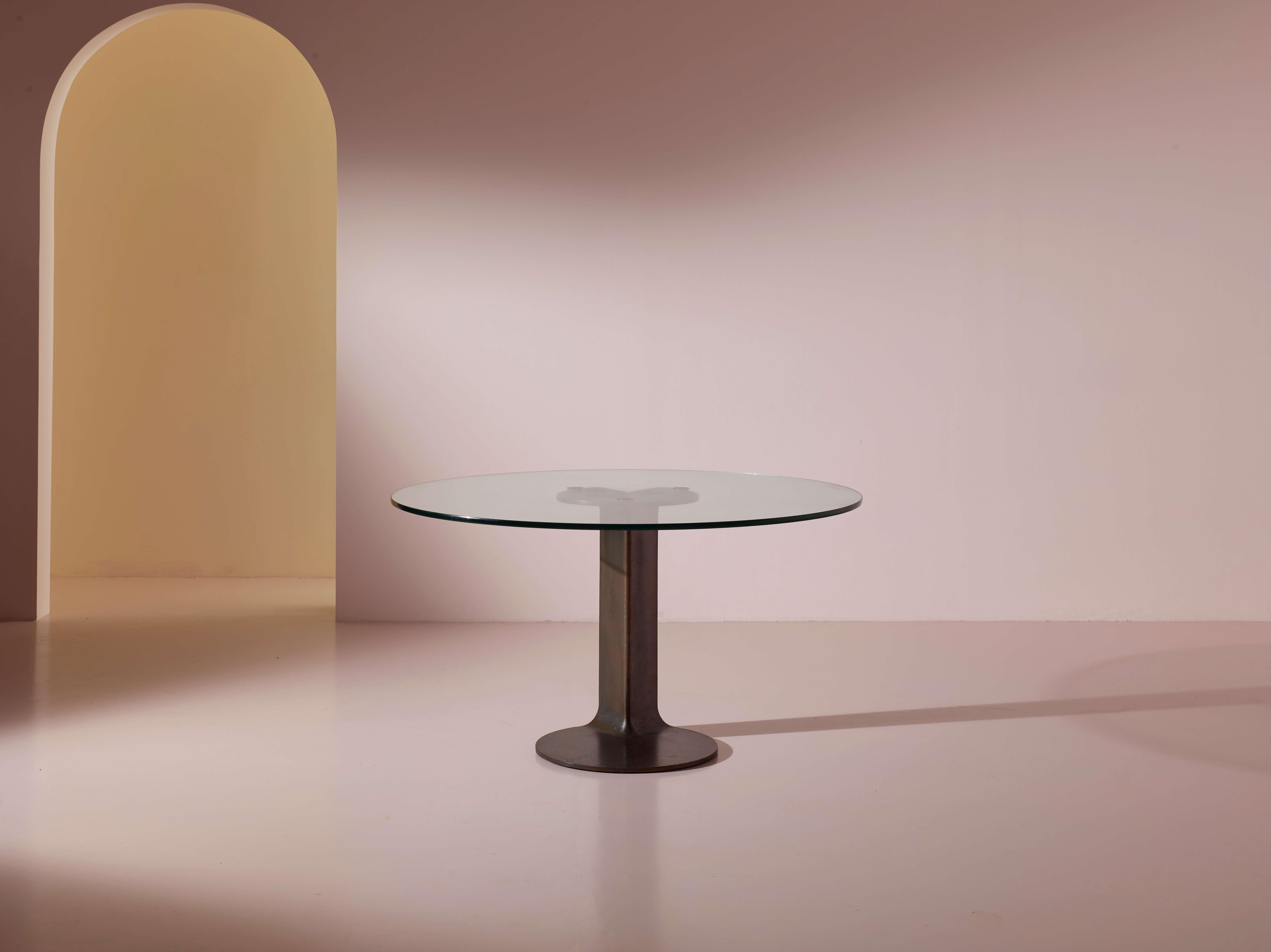 Ein Tisch aus Metall und Glas, Modell TL59, hergestellt von Poggi, entworfen von Afra & Tobia Scarpa, 1970er Jahre

Dieser Tisch besteht aus einem Metallgussfuß, der eine Glasplatte trägt. Das von Afra und Tobia Scarpa entworfene Stück spielt mit