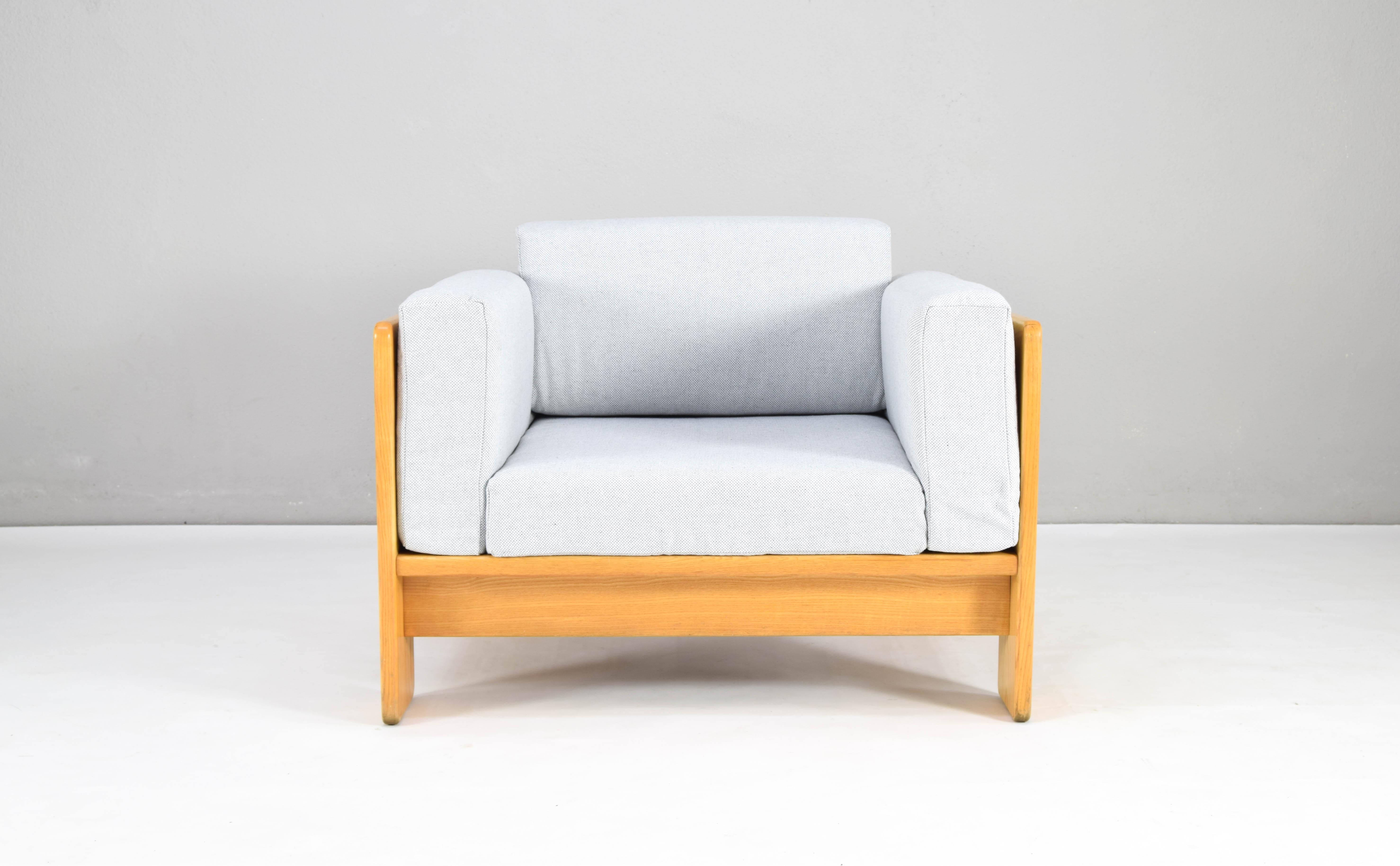 Beautiful and popular piece made by MYC Gavina Spain and designed by Afra & Tobia Scarpa in the 60s.
This armchair is a classic of Italian design, with its clean lines it combines robustness and elegance in equal parts.
This piece is made up of a