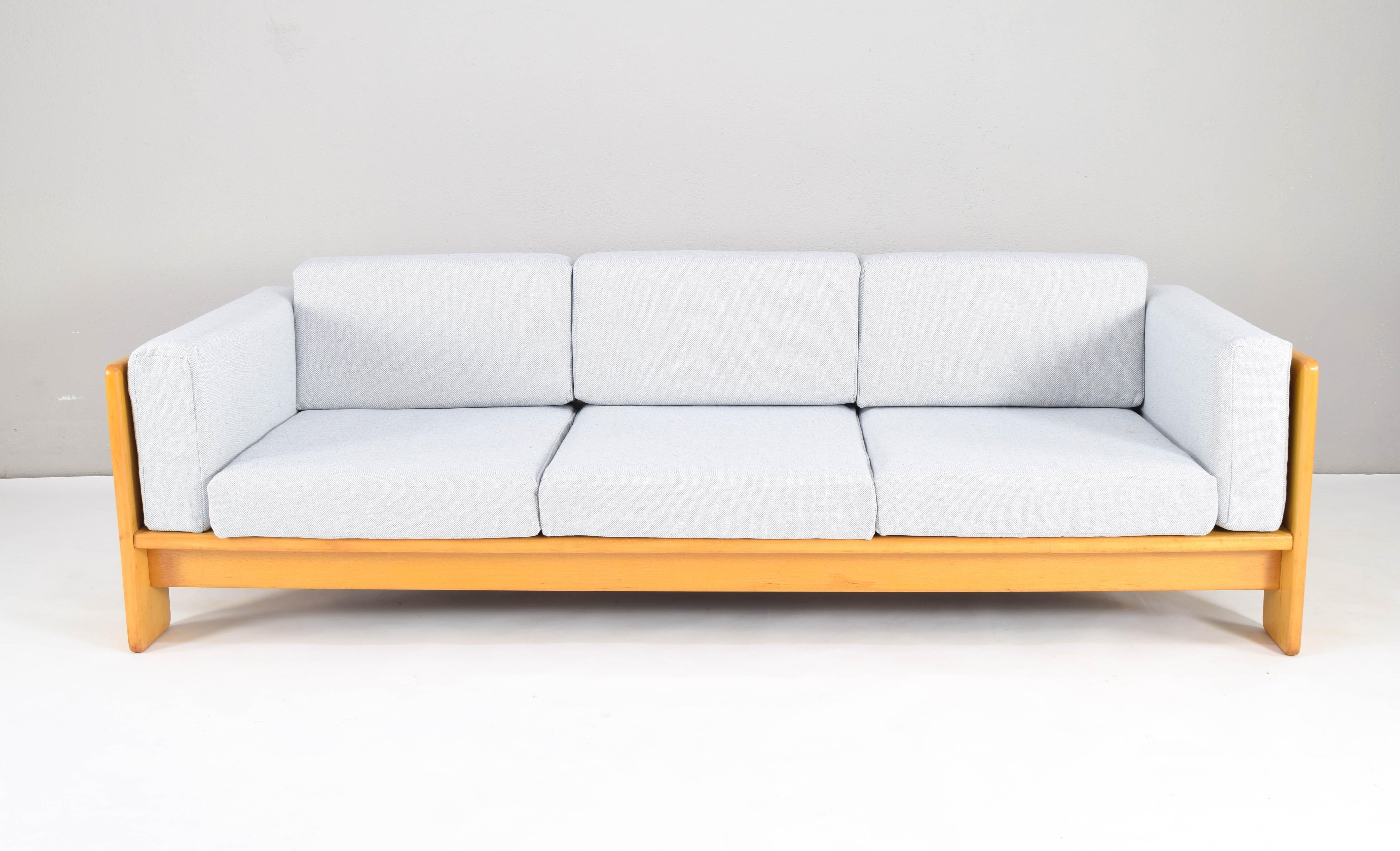 Beautiful and popular piece made by MYC Gavina Spain and designed by Afra & Tobia Scarpa in the 60s.
This three-seater sofa is a classic of Italian design, with its clean lines that combine robustness and elegance in equal measure.
This piece is