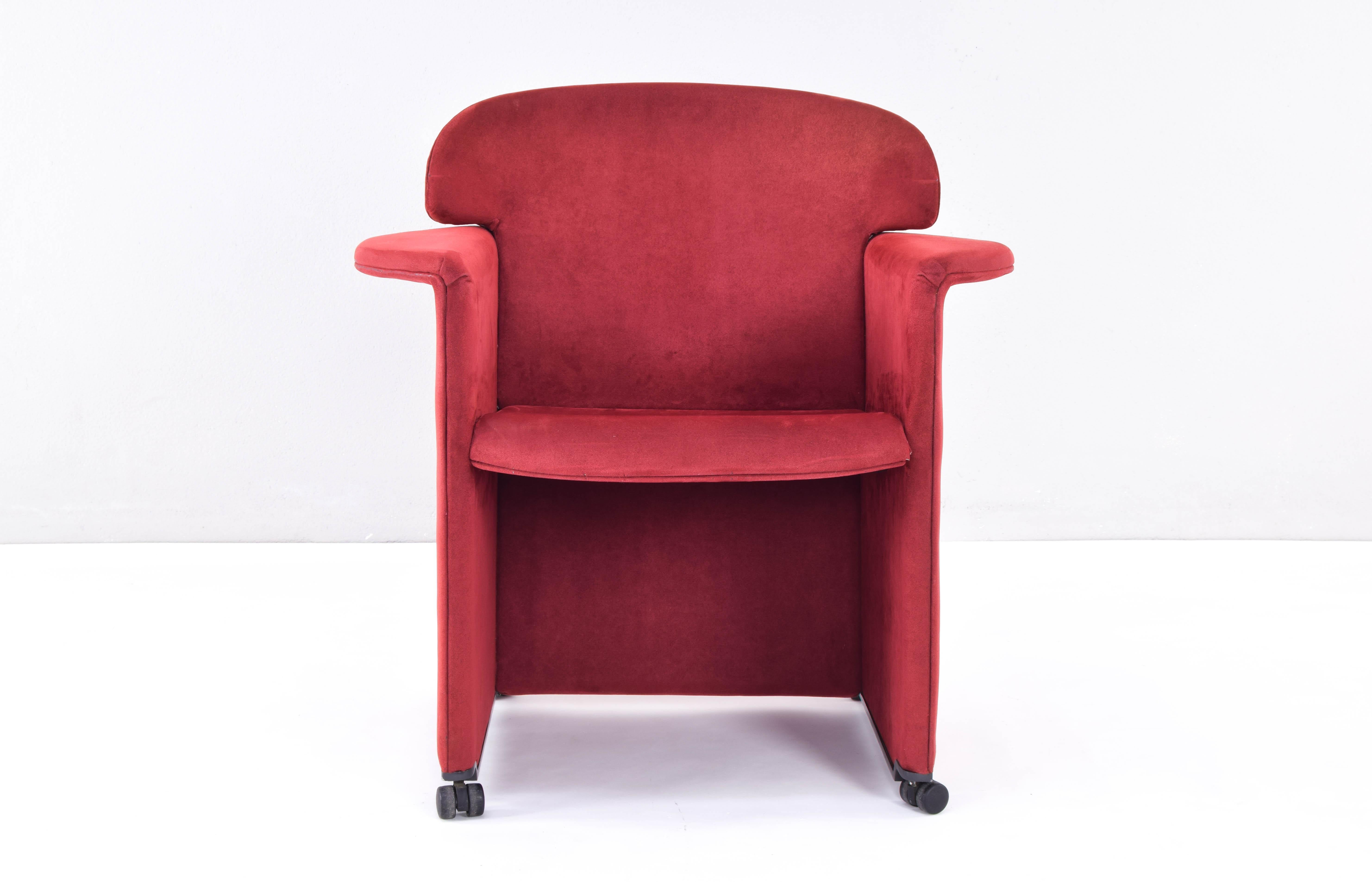 Ronda 710 model club chair designed by Afra & Tobia Scarpa and produced by Casas.

Very rare designer rarity on the market.

Structure in steel, fiberglass and polyurethane foam, with garnet-colored fabric upholstery and lower wheels.
As can be