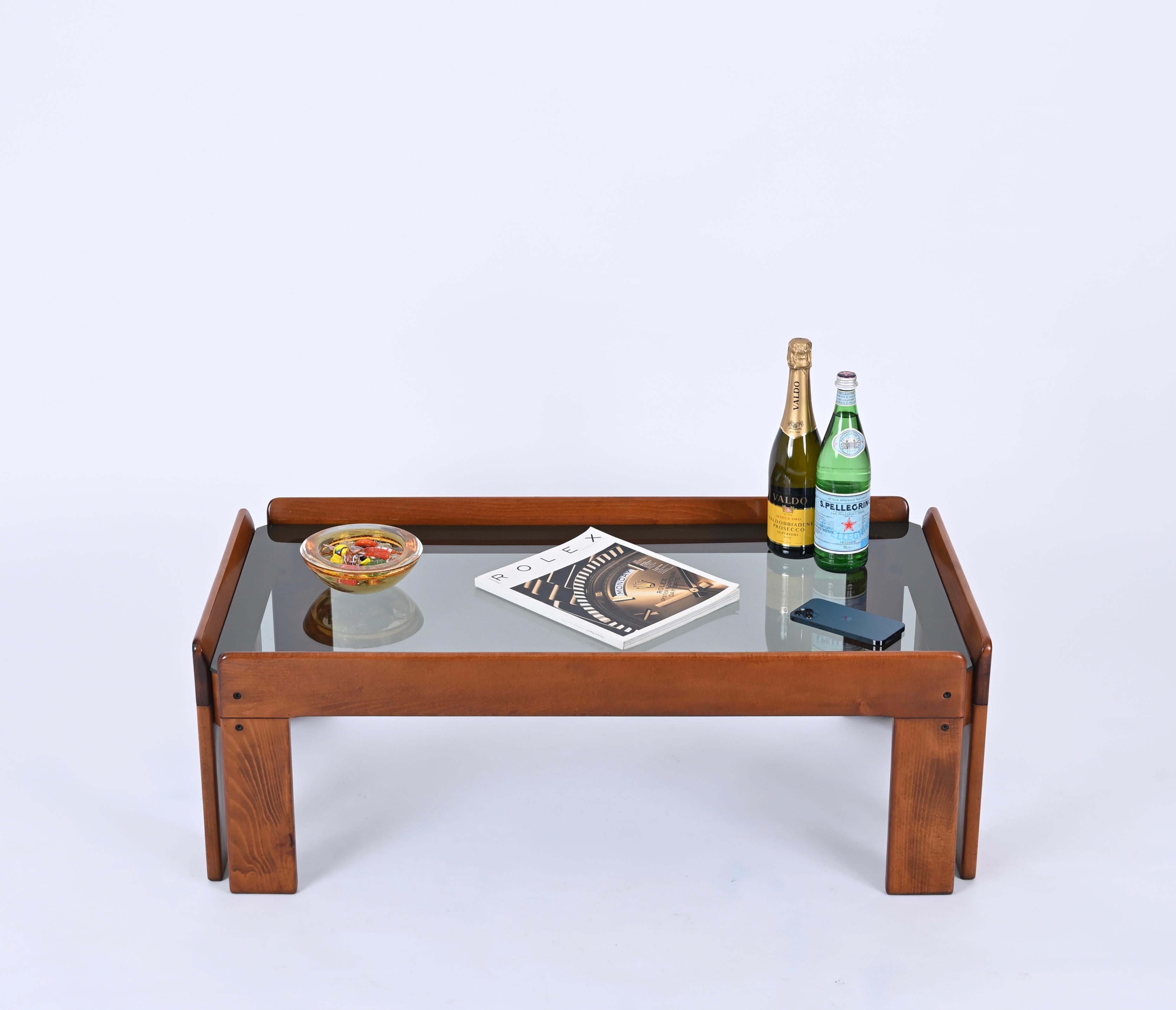 Superbe table basse rectangulaire en noyer du milieu du siècle dernier, conçue par Afra & Tobia Scarpa pour Gavina en Italie dans les années 1960.  

Cette magnifique table basse est fabriquée en noyer massif d'une qualité exceptionnelle, les veines