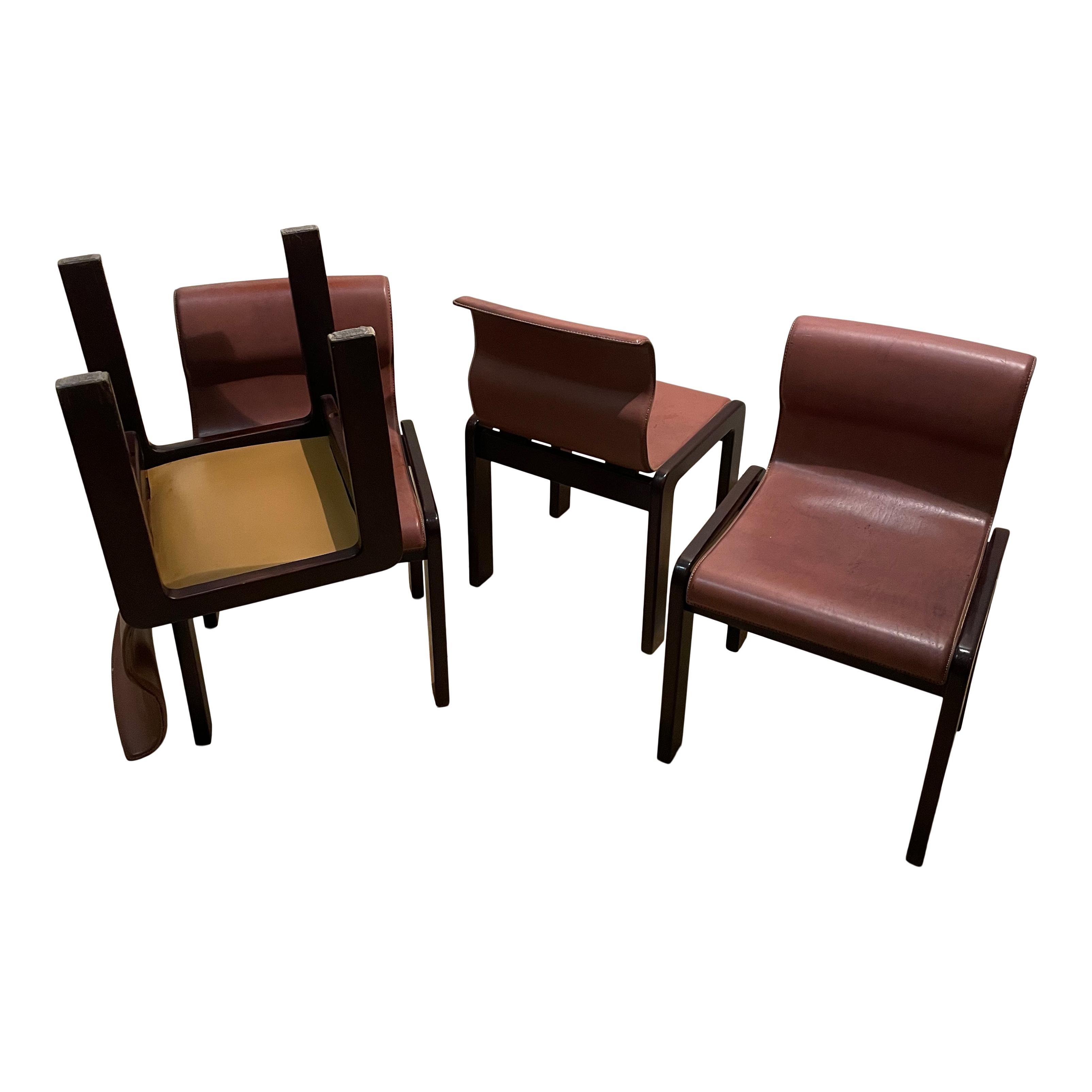 Satz von vier Esszimmerstühlen, entworfen von Afra & Tobia Scarpa in den späten 60er Jahren. Die Form präsentiert einige Lösungen, die auch in anderen Scarpa-Projekten zu finden sind. Die Beine aus Nussbaumholz mit ihrer doppelten Gestellstruktur