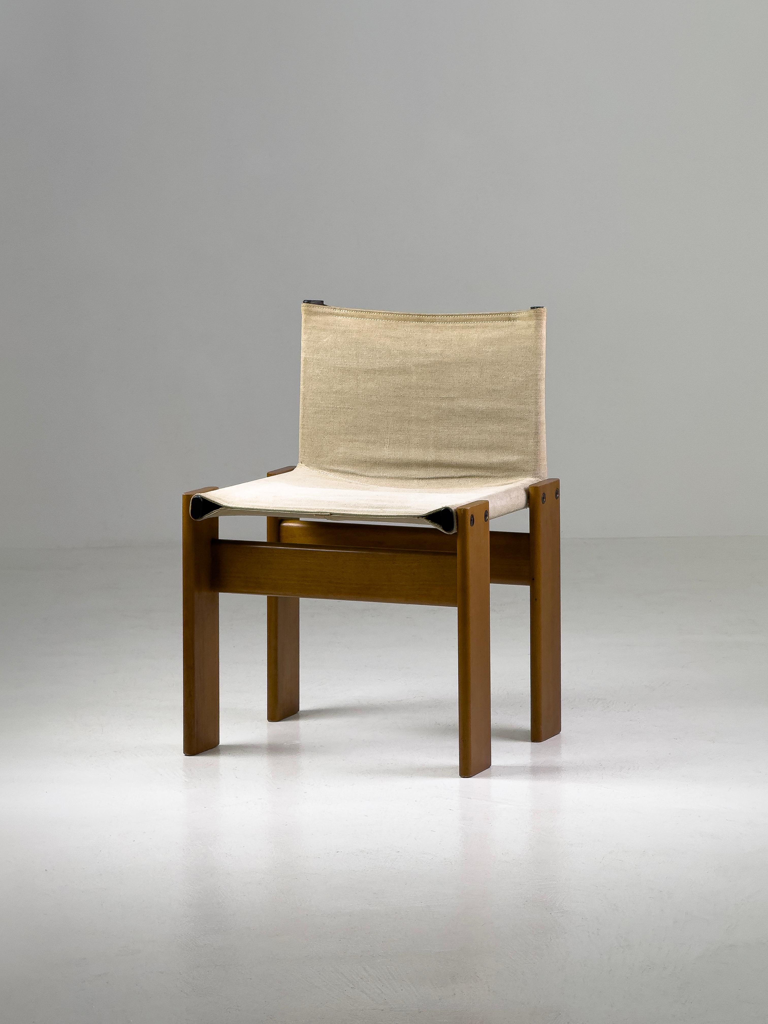 Afra 
Tobia Scarpa Monk Chair for Molteni, 1970s – Walnut 
Canvas

A true icon of Italian modern design, the Monk chair was conceived in the 1970s by the renowned duo Afra 
Tobia Scarpa for Molteni. This model is celebrated for its