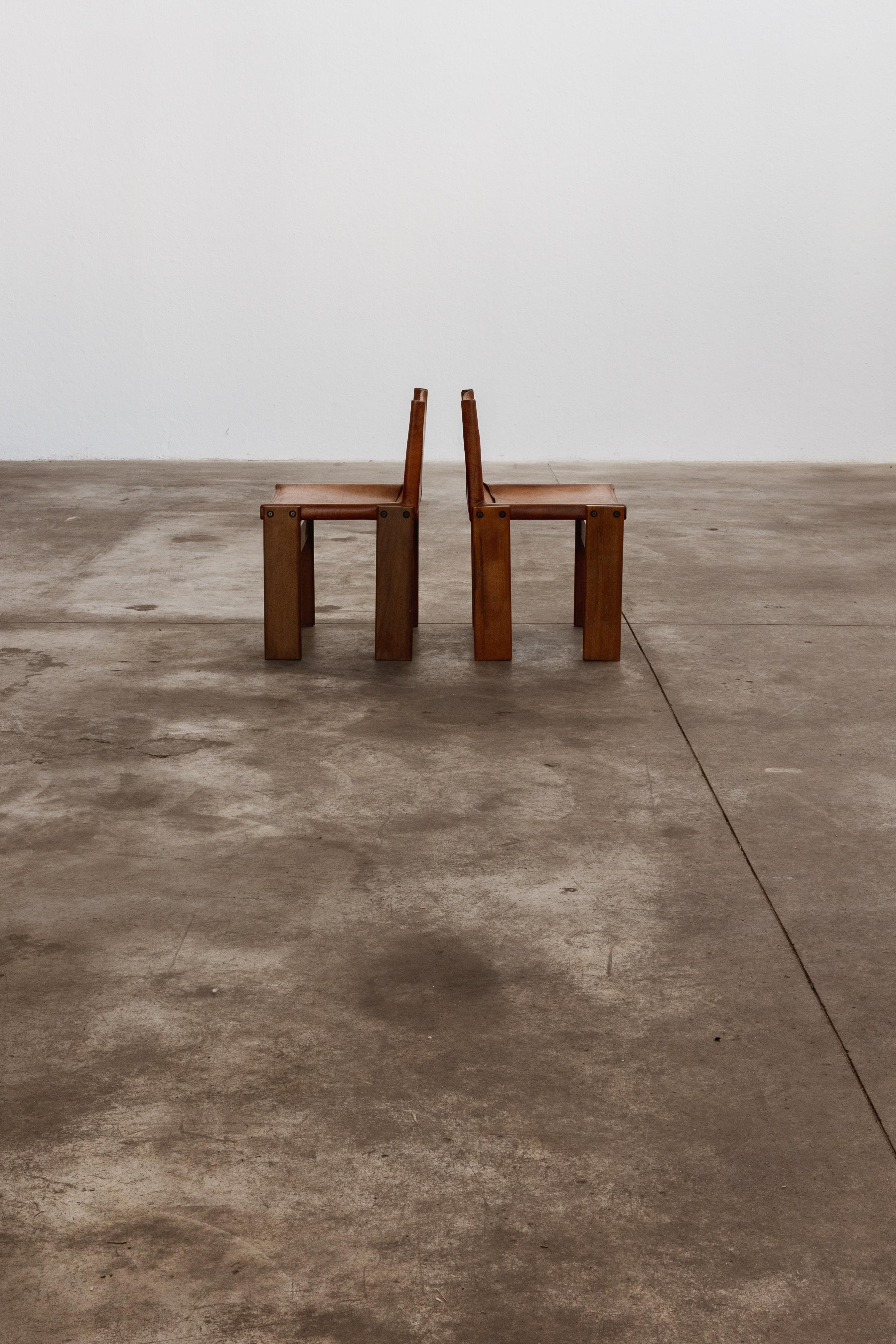Afra & Tobia Scarpa „Monk“ Stühle für Molteni, Cognacfarbenes Leder, 1974, 2er-Set, Set (Ende des 20. Jahrhunderts) im Angebot