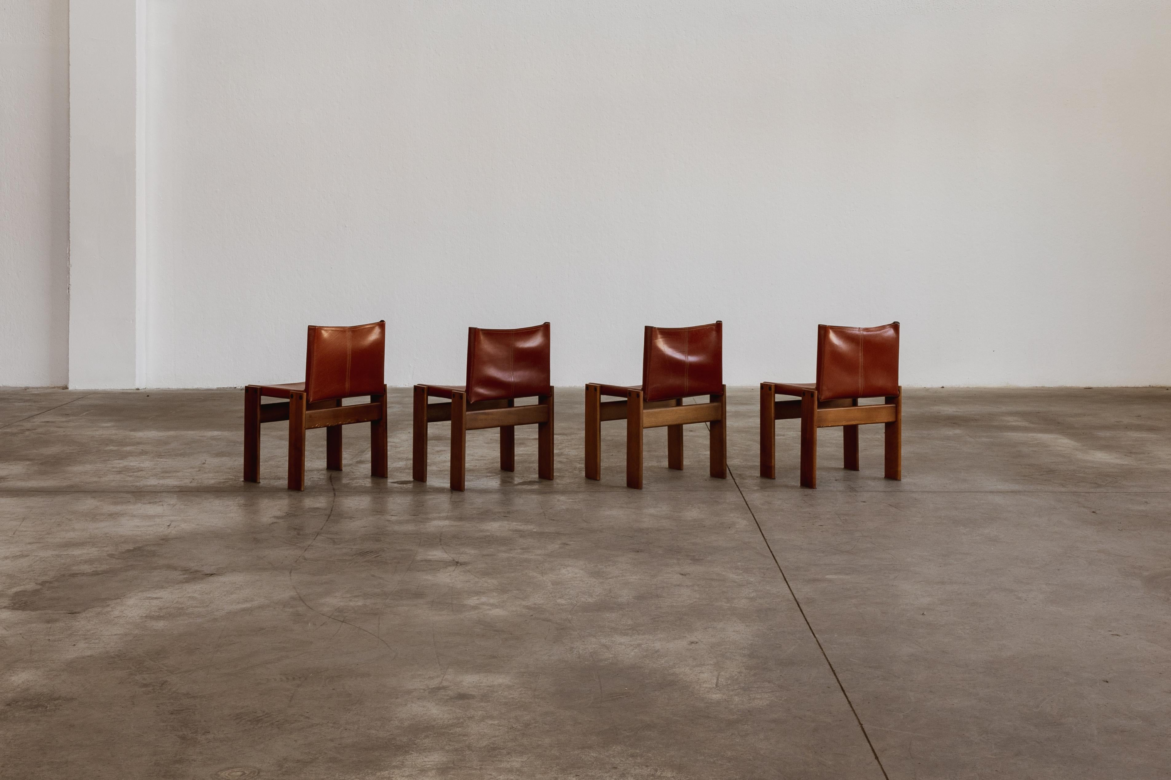 Afra & Tobia Scarpa „Monk“-Stühle für Molteni, rotes Leder, 1974, 4er-Set, Set im Angebot 4